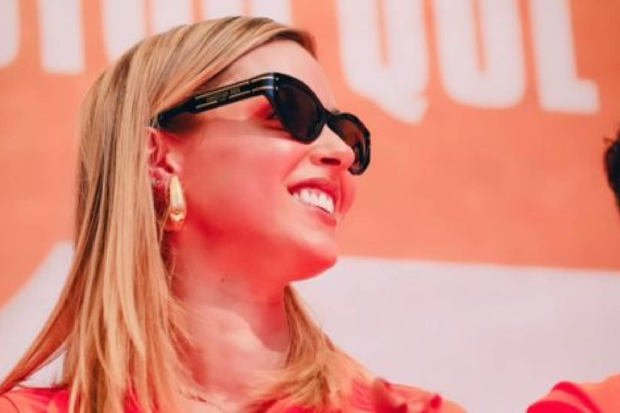 Anuncios por doquier para compartir la noticia