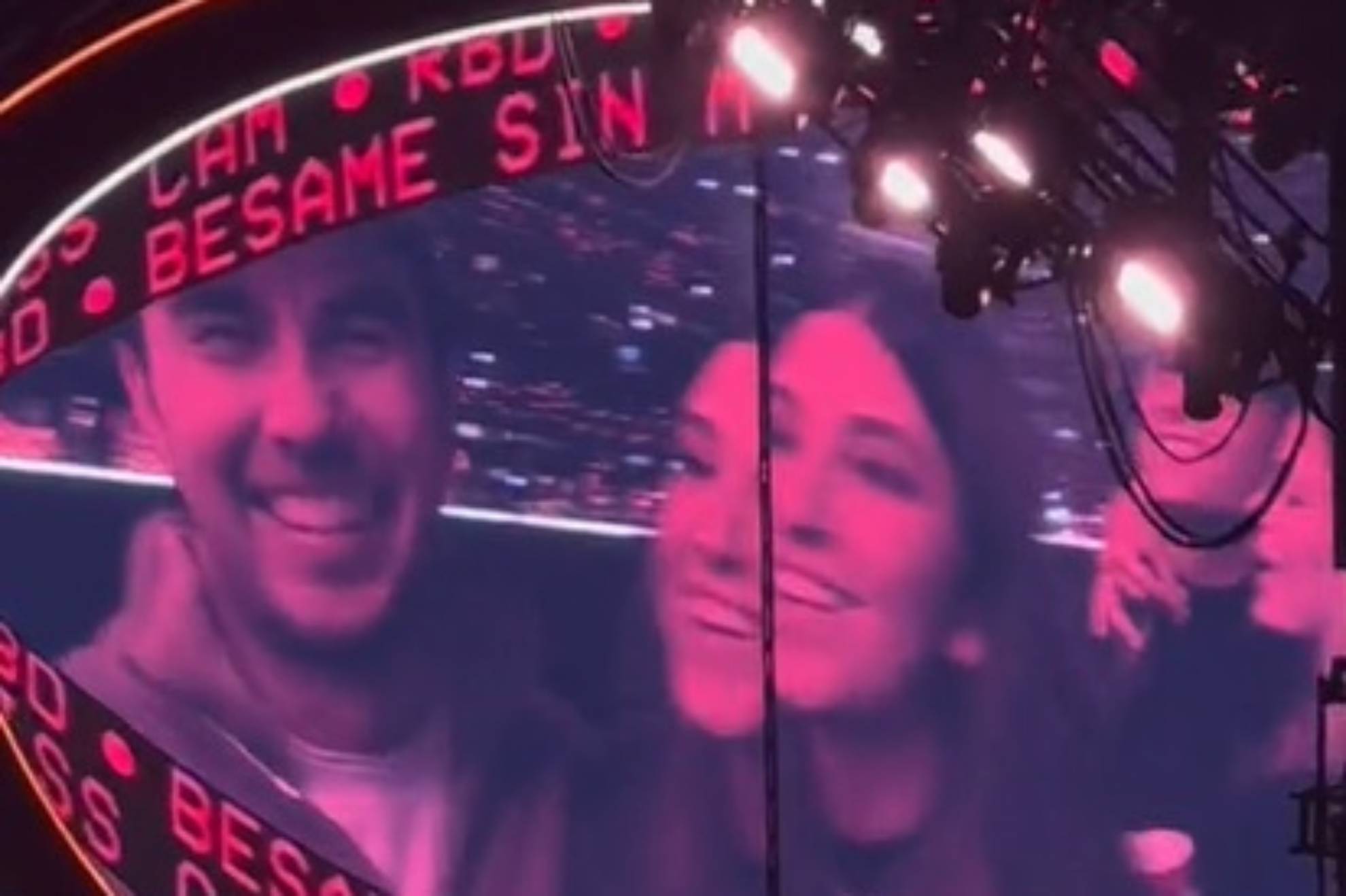 Sergio P�rez y Carola Mart�nez disfrutaron la presentaci�n de RBD.