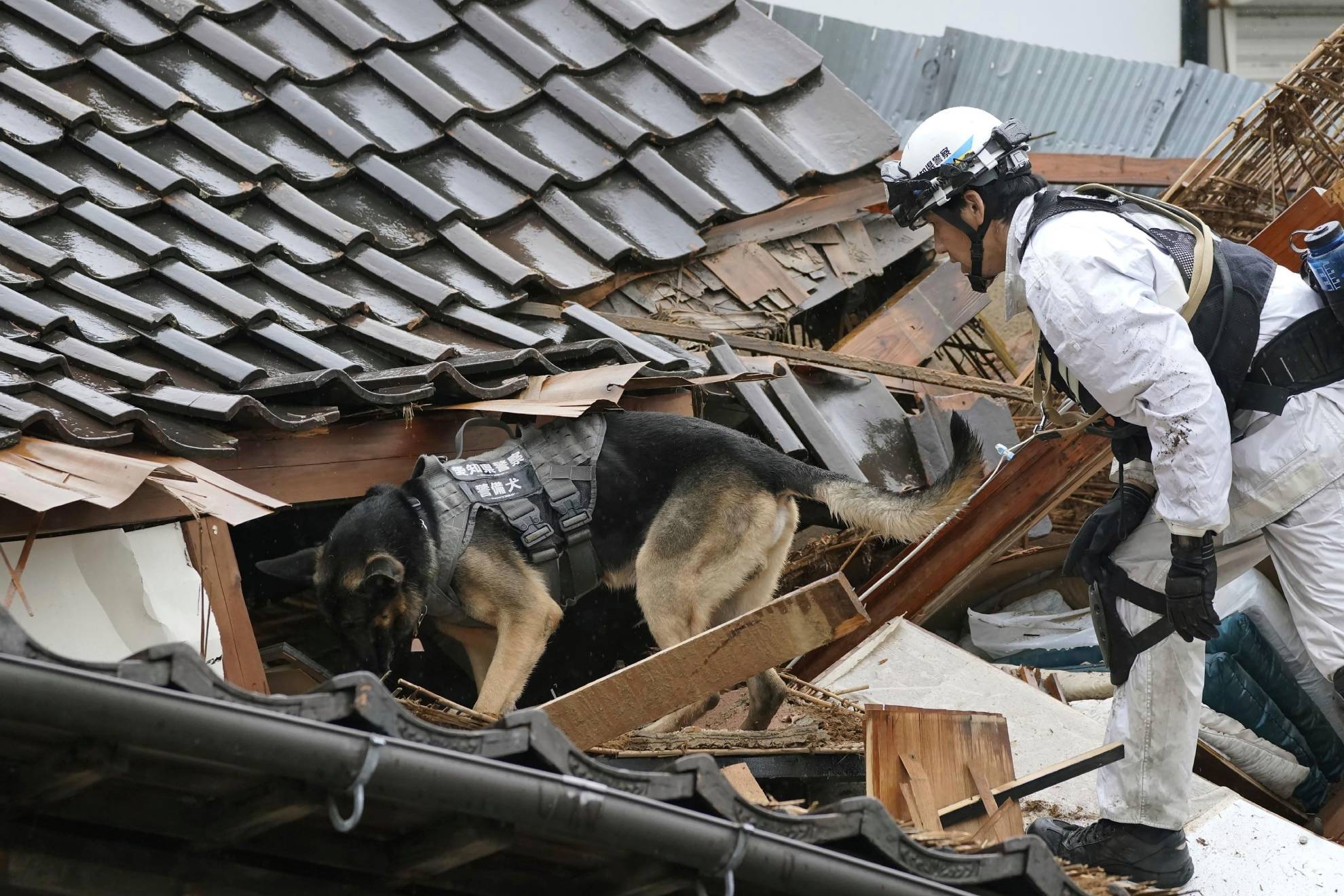 Las labores de rescate siguen tras el terremoto en Jap�n el lunes