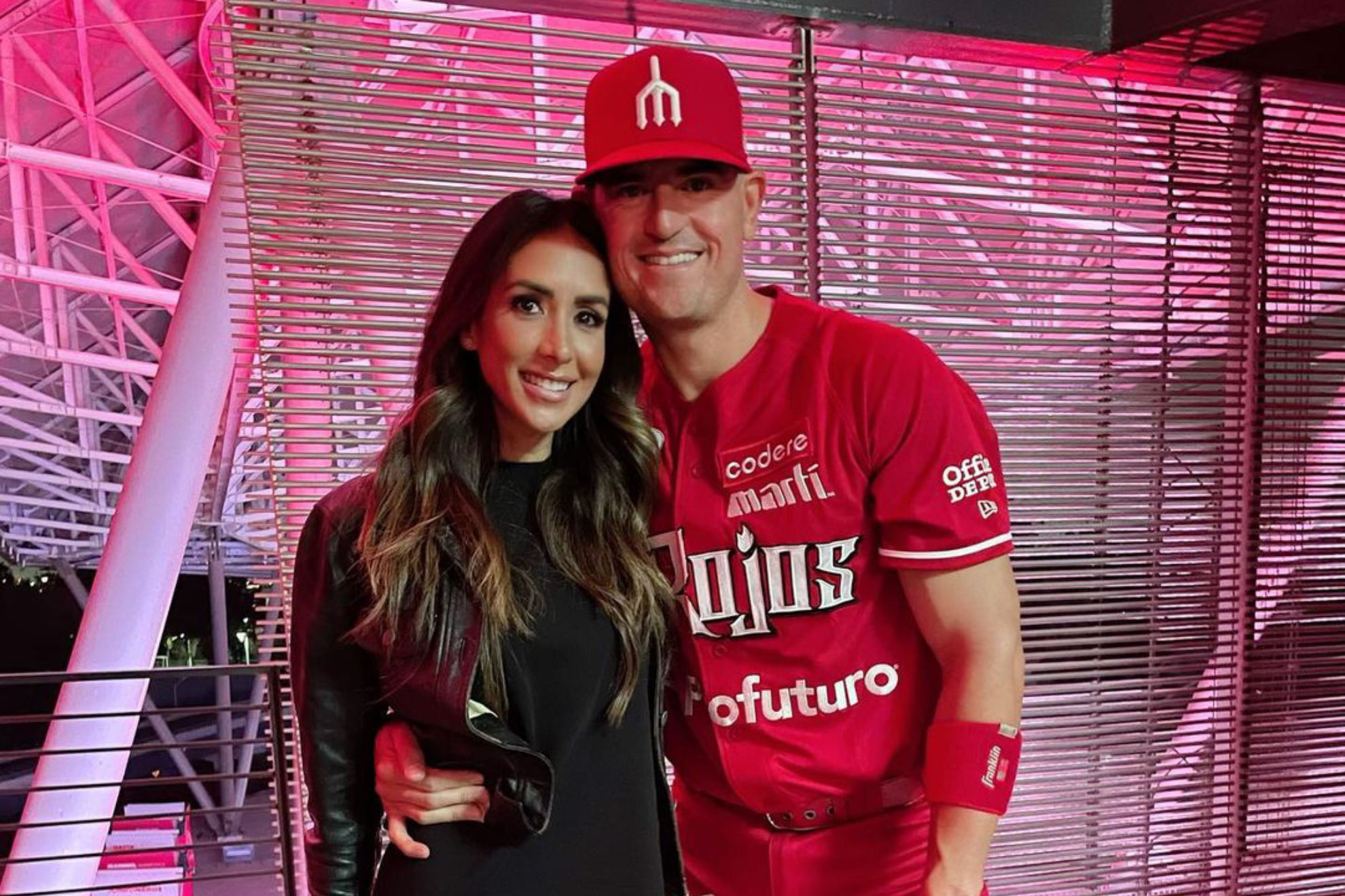 Cynthia Ur�as (Izq.) y el pelotero, Jorge Cant�