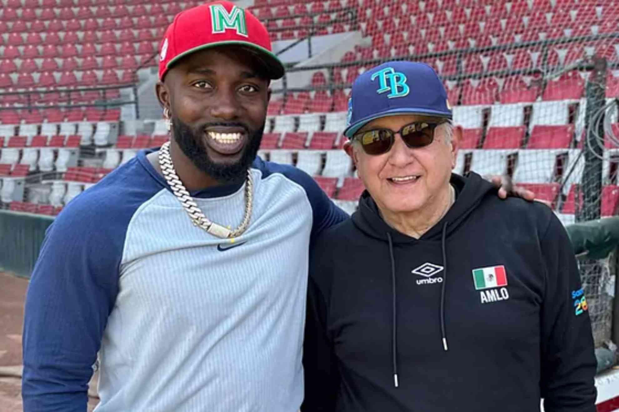 Randy Arozarena y Andr�s Manuel L�pez Obrador.