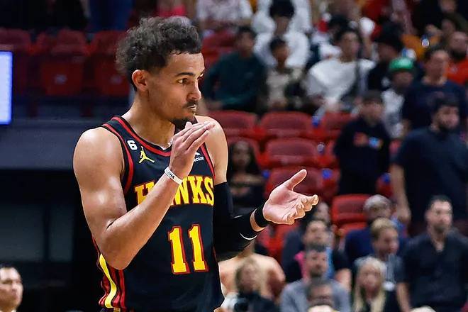 Trae Young aplaude en un partido