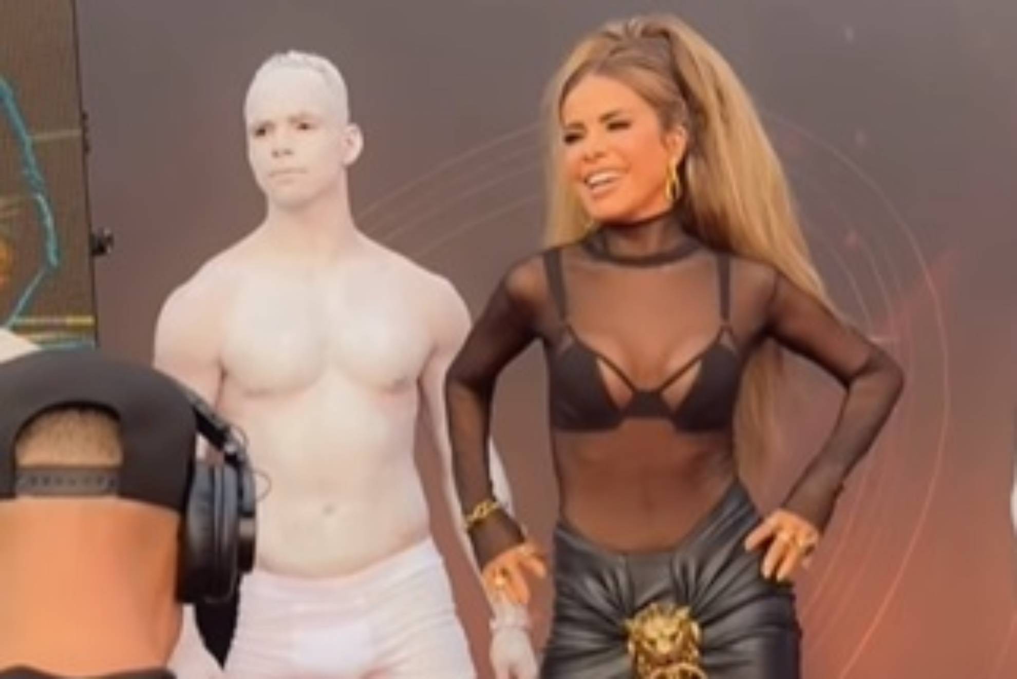 La cantante mexicana dio de qu� hablar en la alfombra roja.