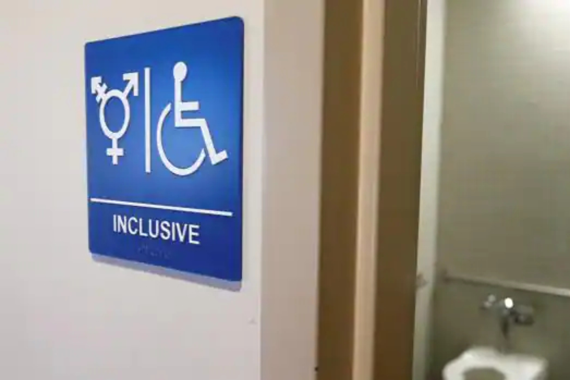 La manera de identificar los ba�os inclusivos es mediante un s�mbolo.