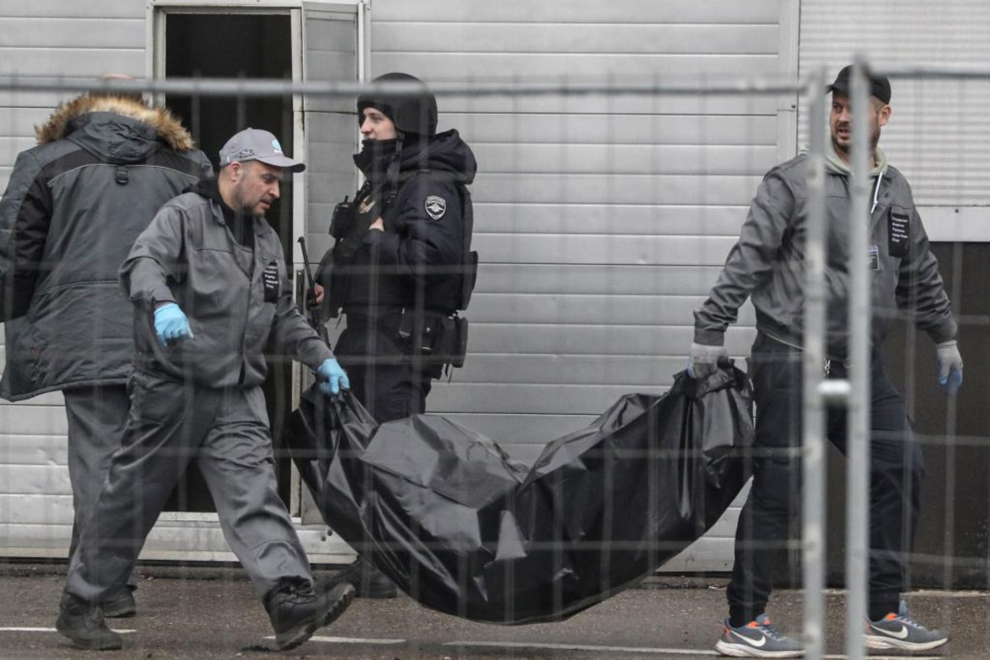 Operarios recogen un cad�ver del atentado terrorista en Mosc�