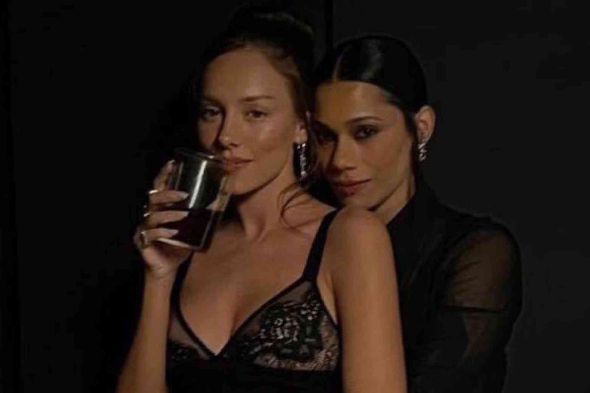 Nini V�lez y Ester Exp�sito.