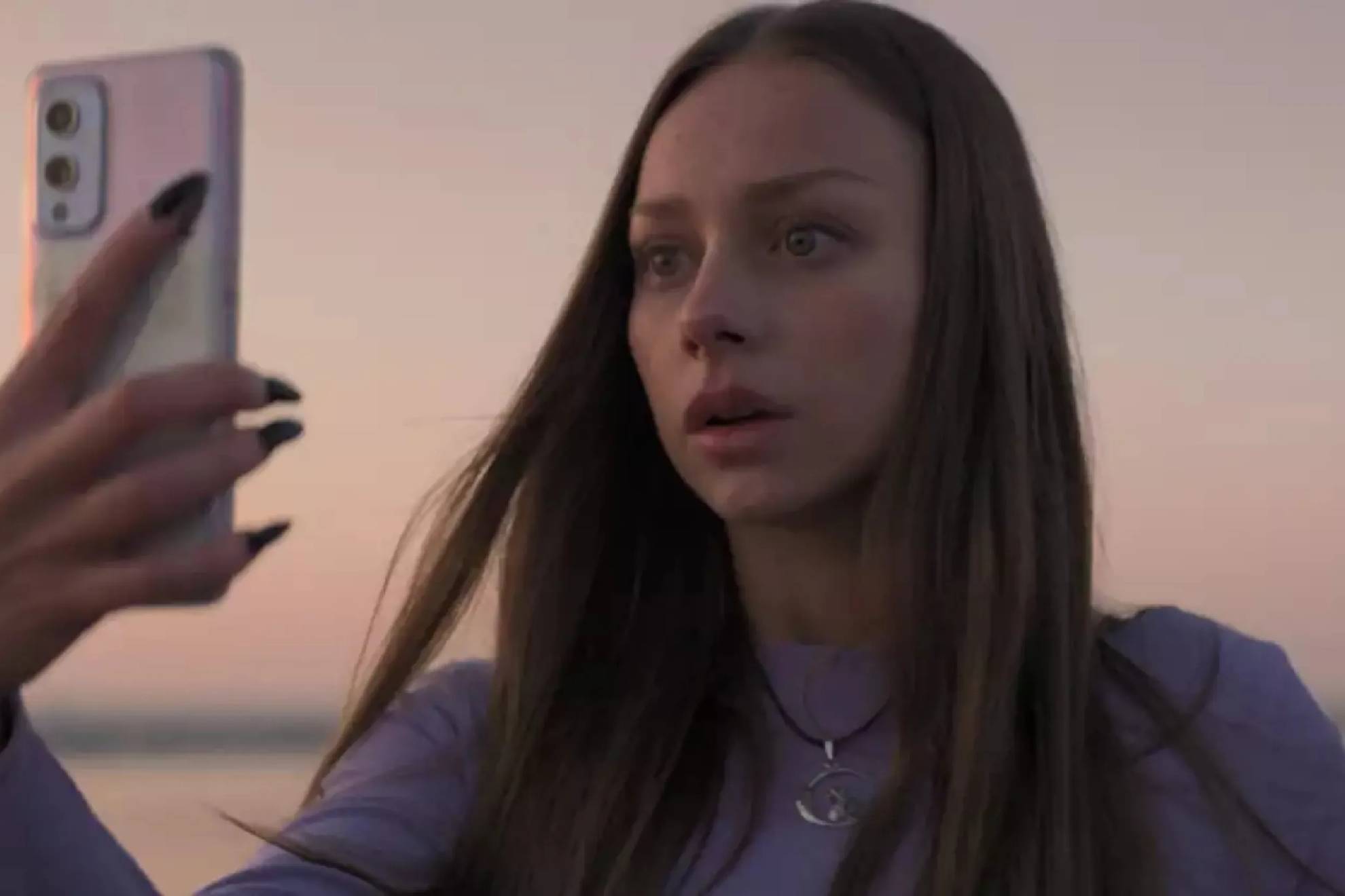 Ester Exp�sito y B�rbara Mori protagonizan la pel�cula Perdidos En La Noche.