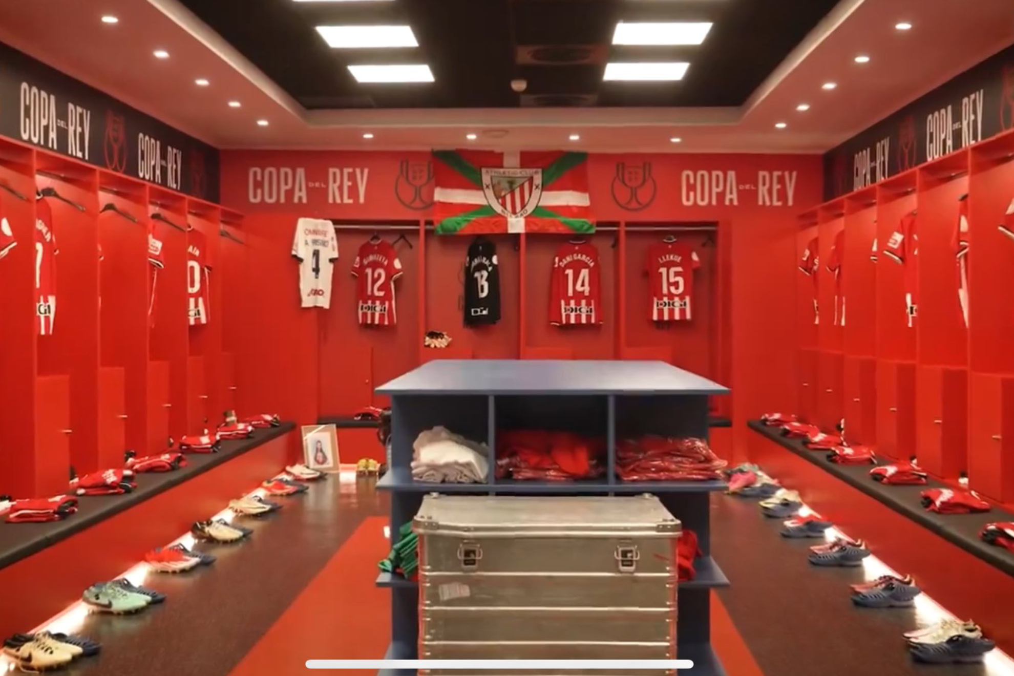 Vestidor del Athletic de Bilbao en la Final de la Copa del Rey con la playera del Pollo Brise�o colgada