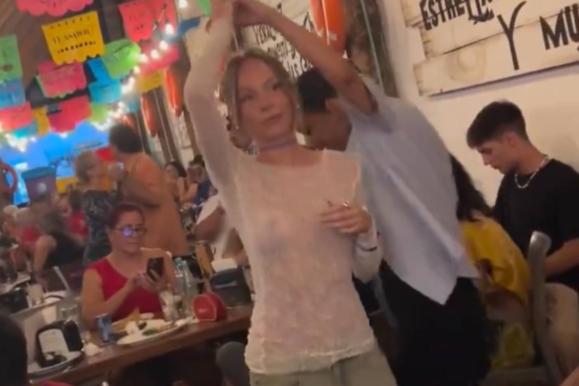 Ester Exp�sito se deja ver en M�xico bailando con su presunta novia