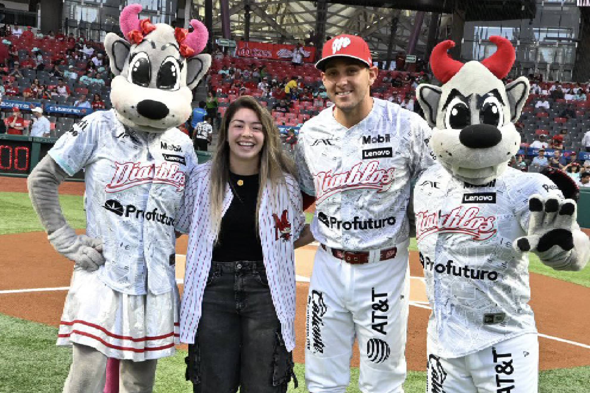 La estrella del Am�rica, Katty Mart�nez, fue la encarada de lanzar la primera bola en la Guerra Civil.