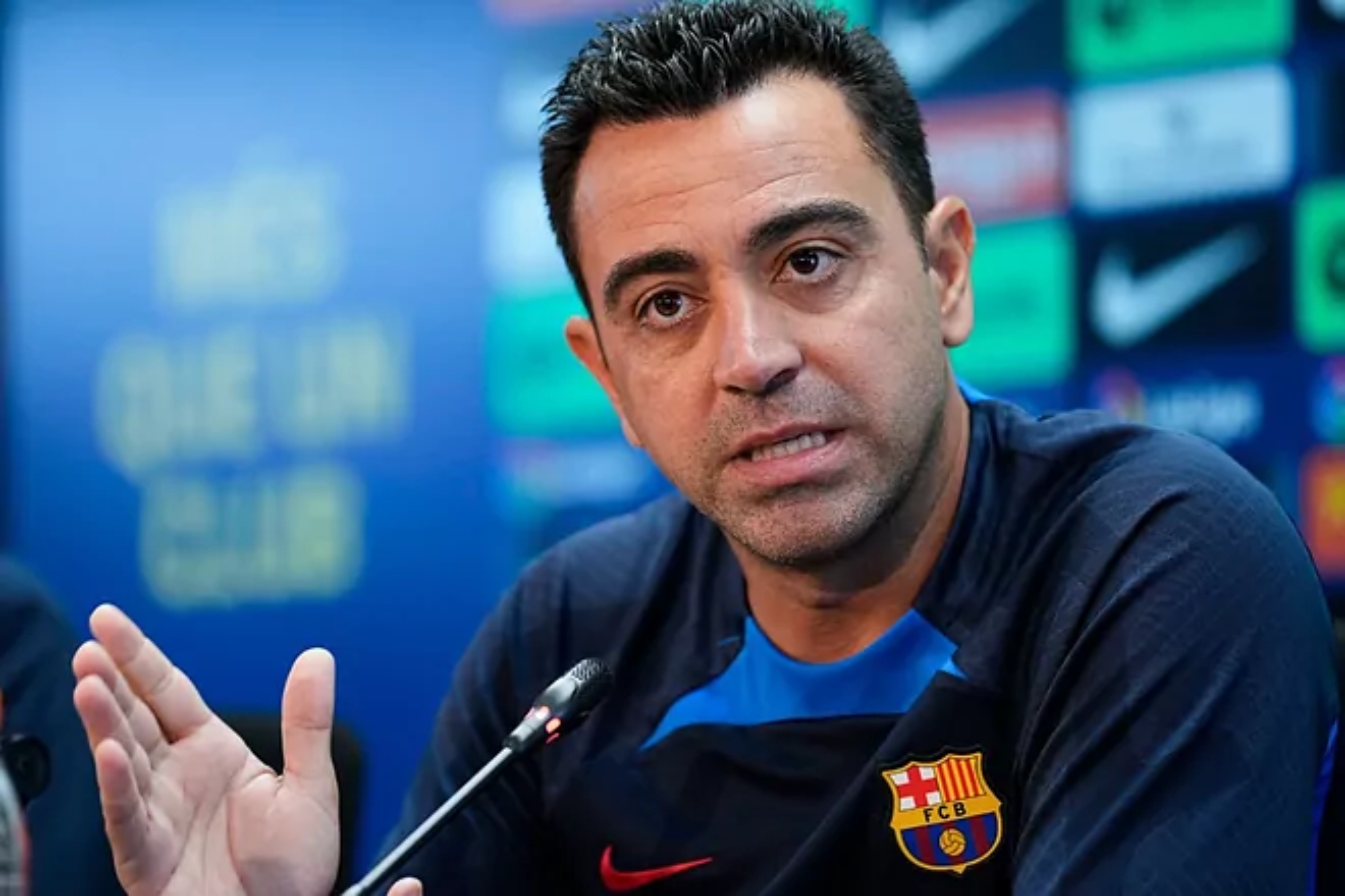 Xavi, durante una rueda de prensa con el Barcelona