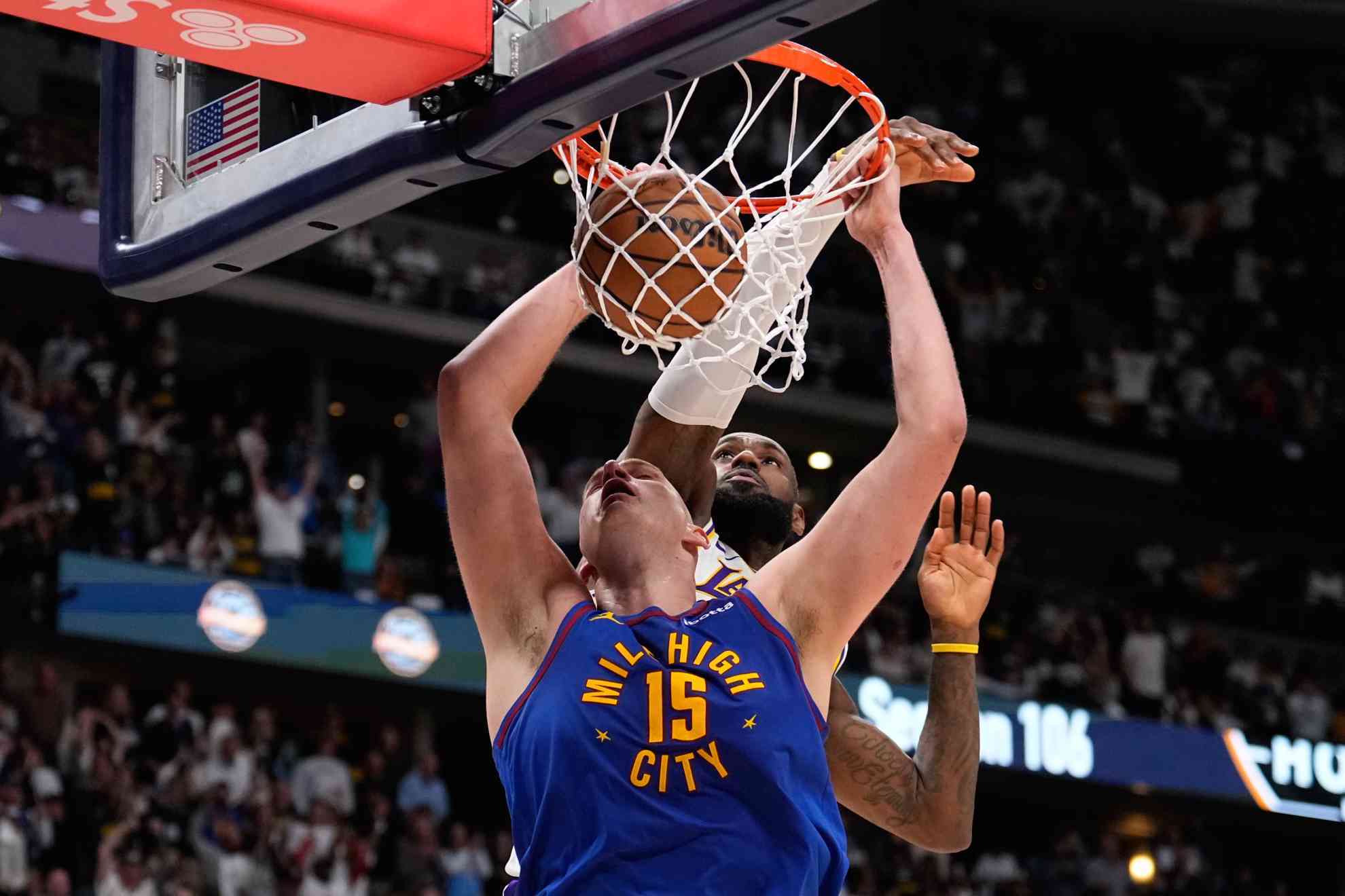 LeBron James y Nikola Jokic.