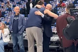 Doncic abraza a Florentino antes de jugar con los Mavericks