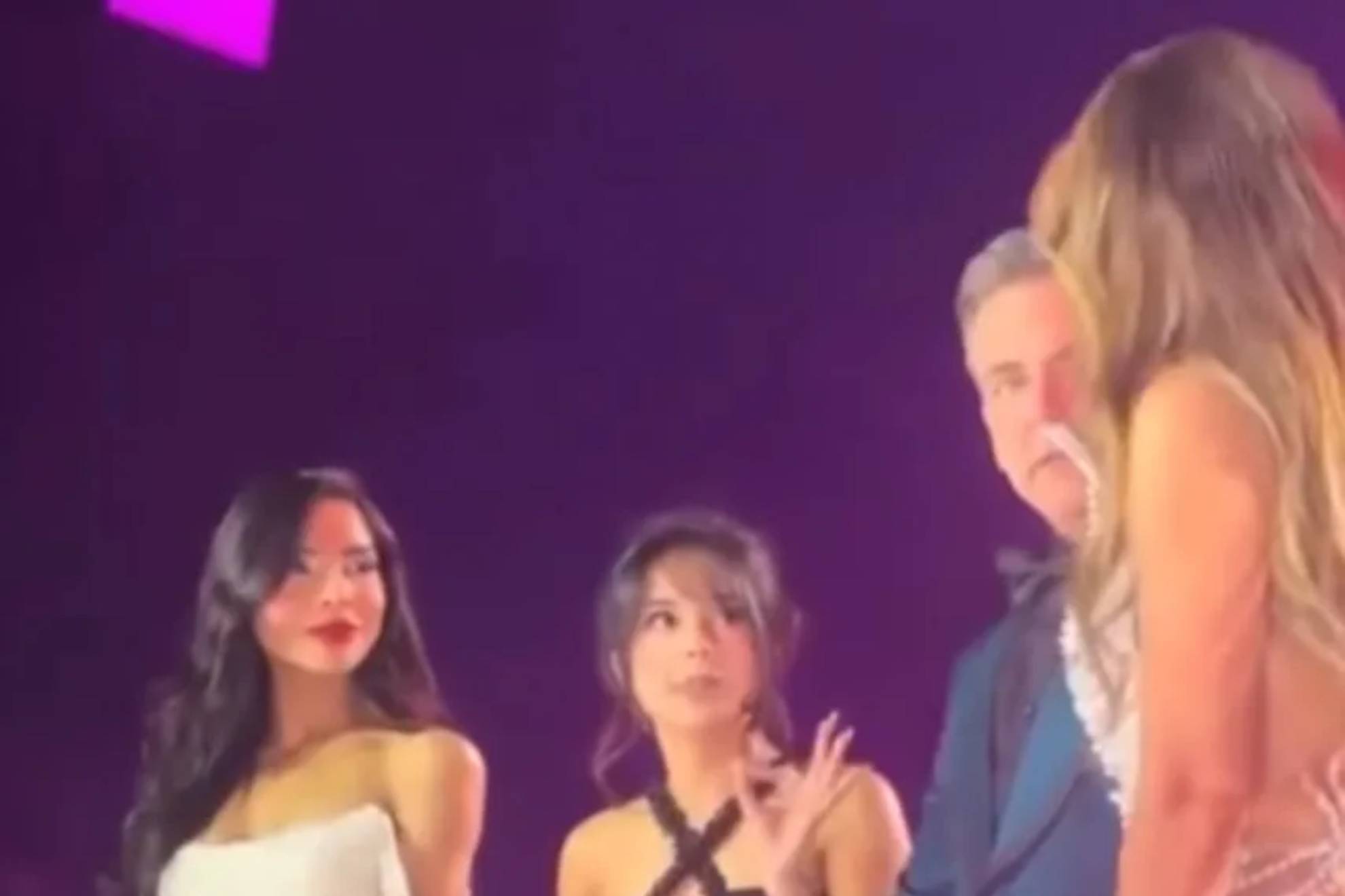 Thal�a rompi� el silencio para explicar qu� pas� con Becky G en el escenario