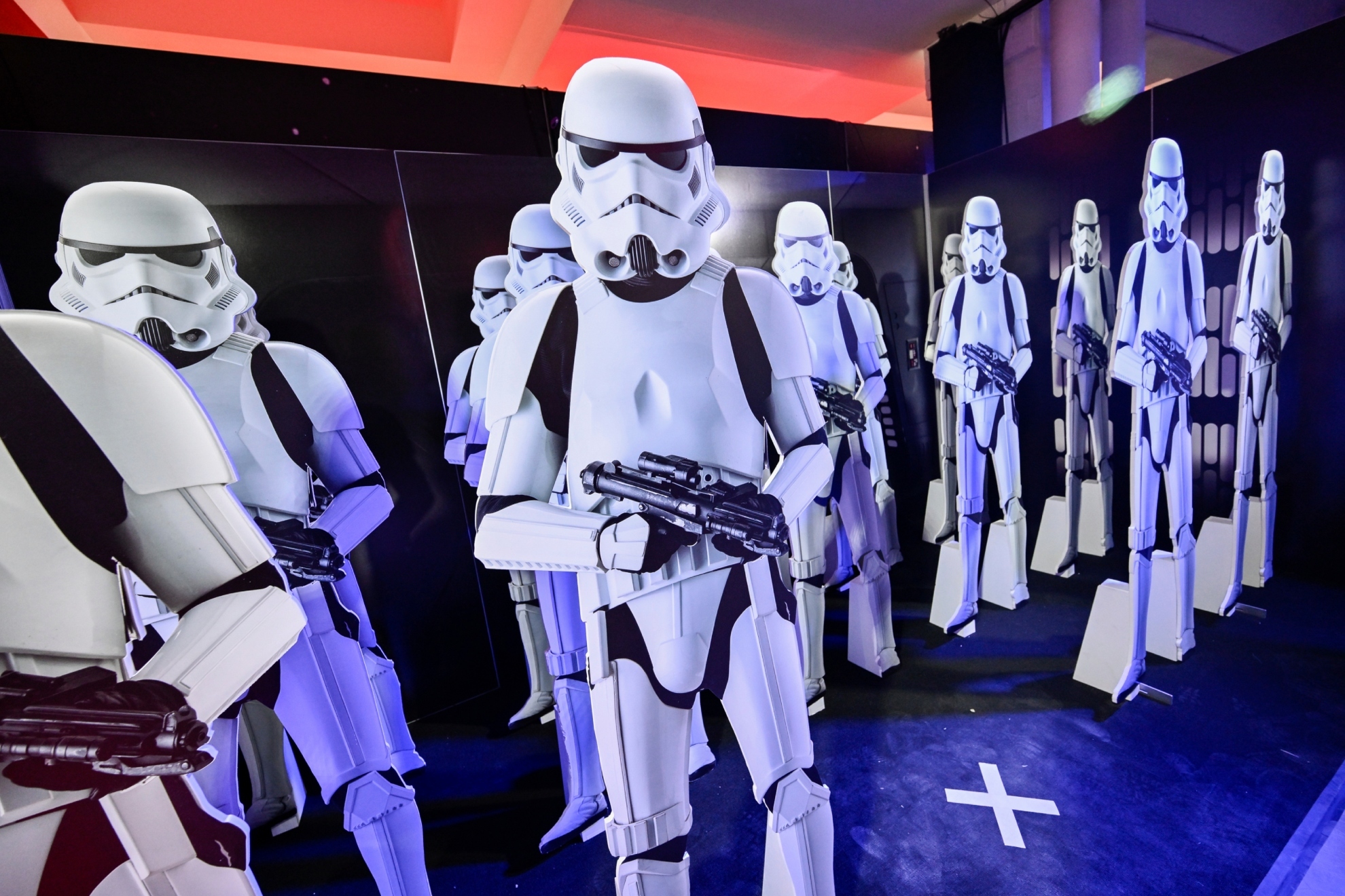 Un personaje disfrazado de Stormtrooper posa en la experiencia interactiva de la Marcha Imperial de Star Wars de Hasbro y Amazon en el Empire State Building el pasado 21 de marzo