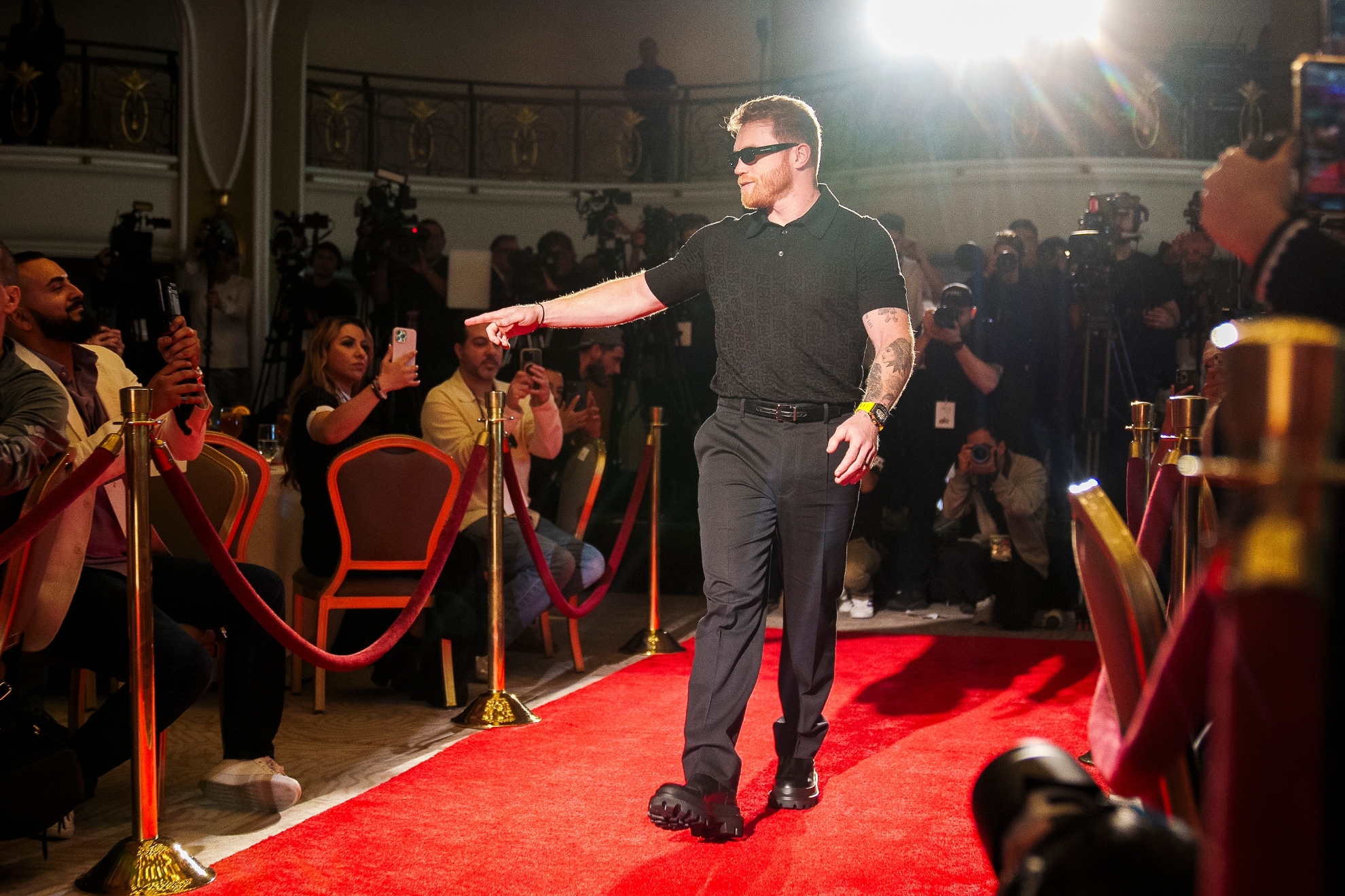 Canelo �lvarez, en un desfile previo al combate ante Mungu�a