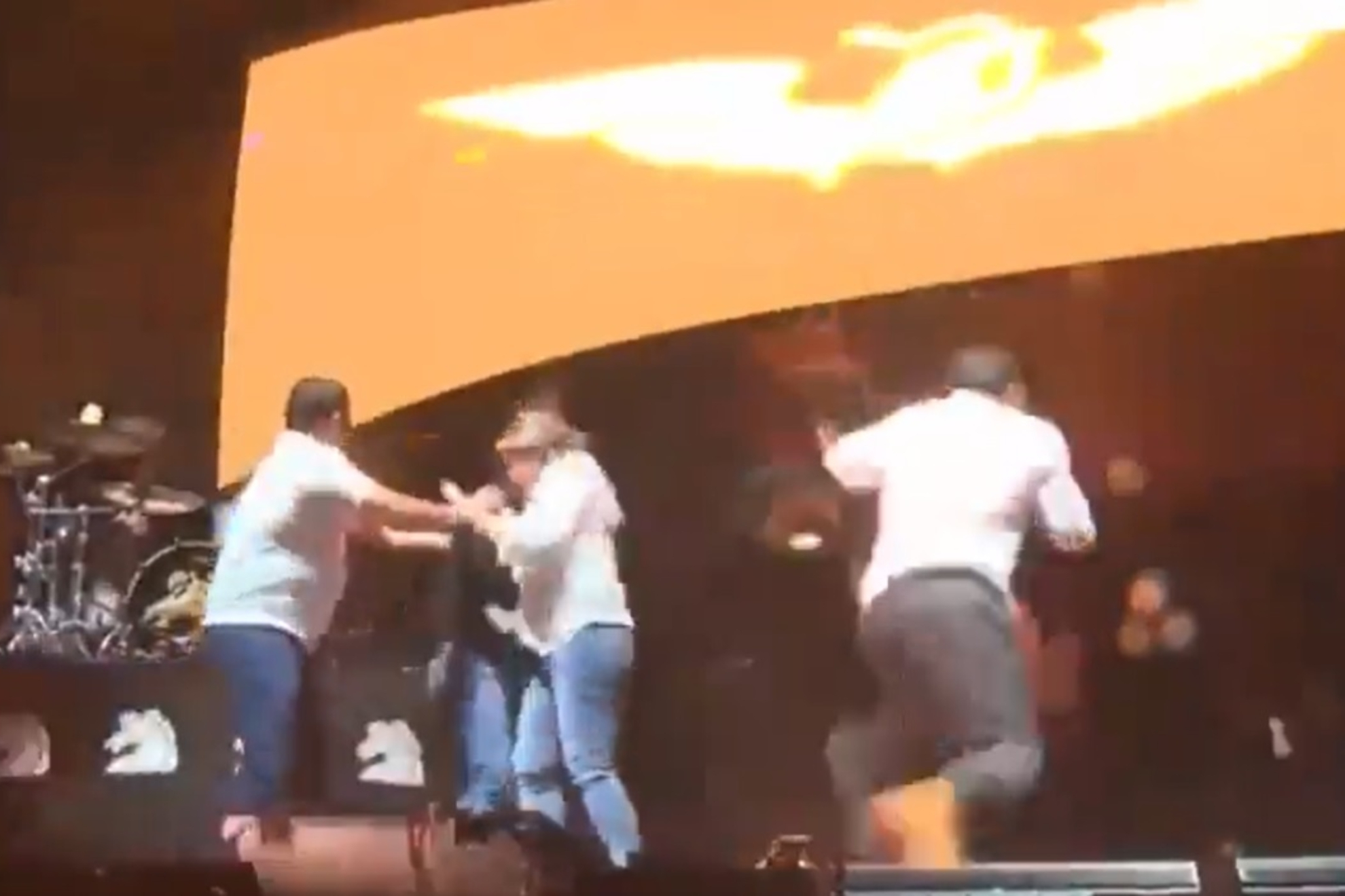 Momento en que se derrumba el templete donde se encontraba Jorge �lvarez M�ynez