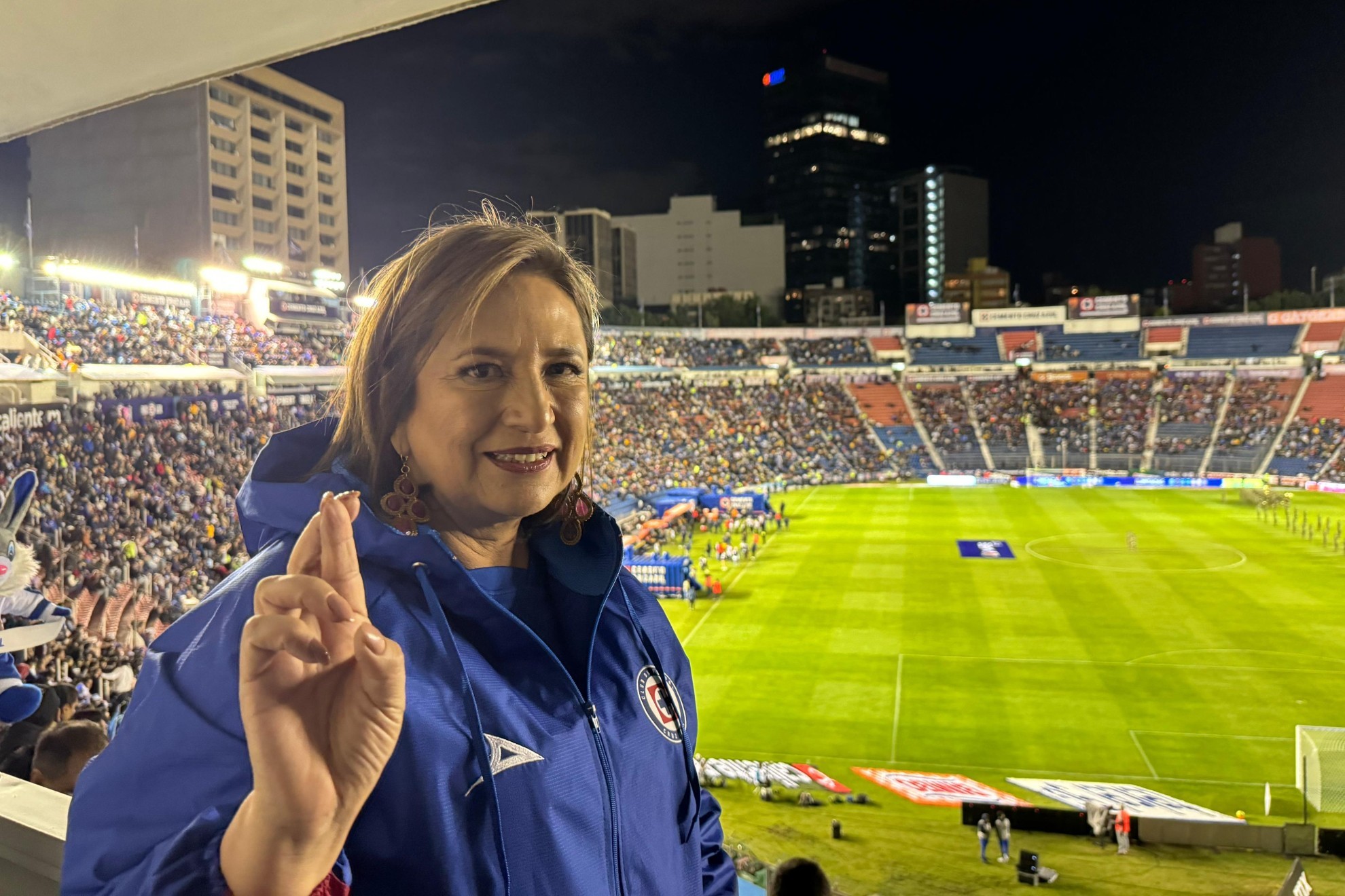 X�chitl G�lvez paga apuesta con playera del Am�rica antes de la Elecciones 2024 y con mensaje a Cruz Azul