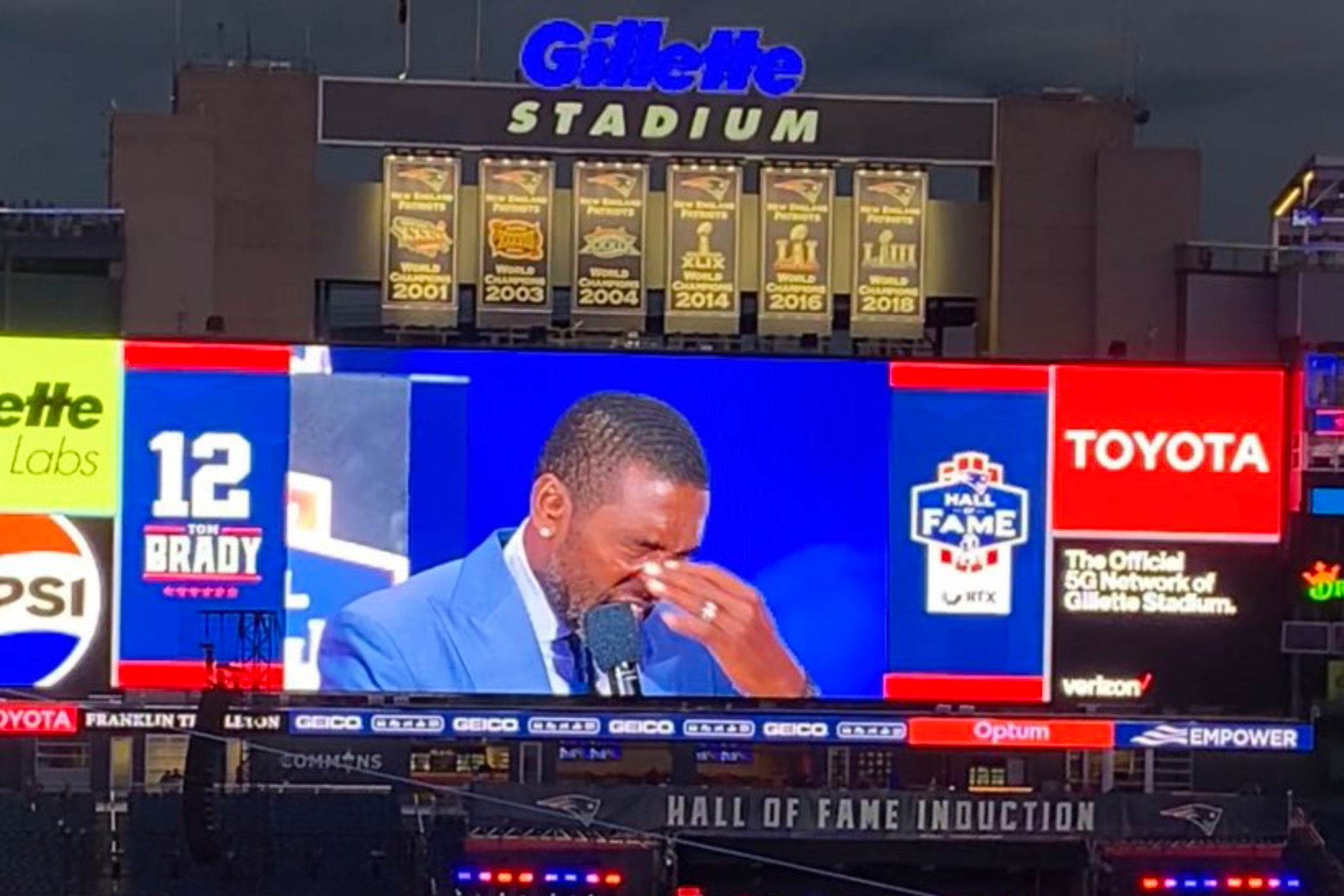 Randy Moss tuvo un gran recibimiento en el Gillette Stadium