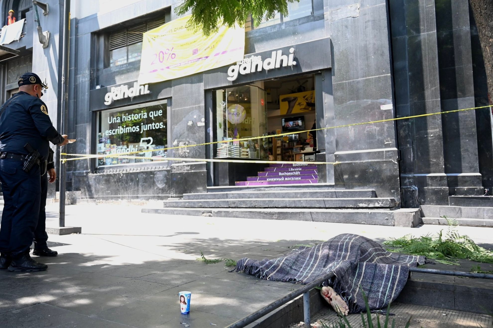Sujeto se arroja de edificio cerca de Bellas Artes
