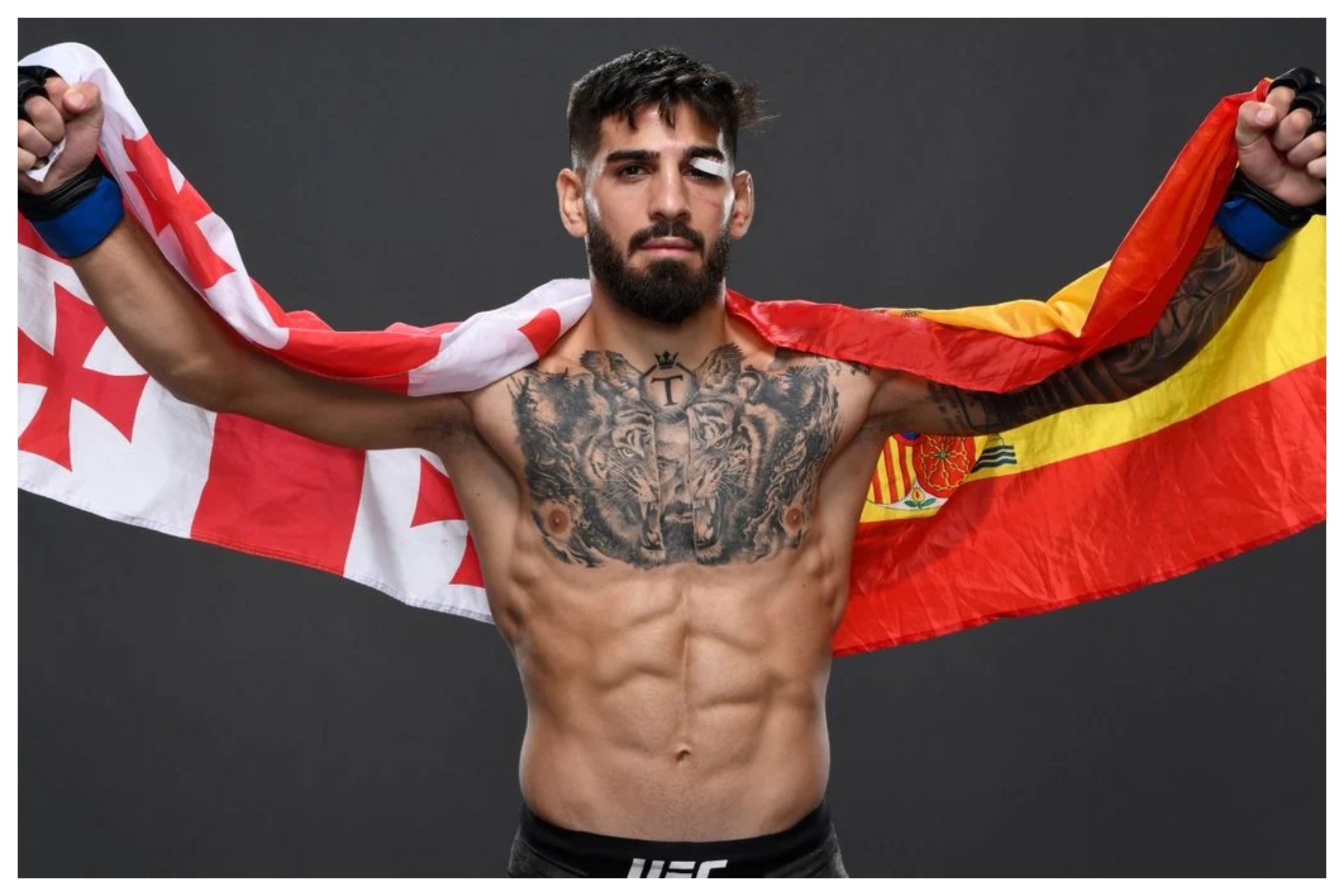 Topuria posa con las banderas de Georgia y Espa�a