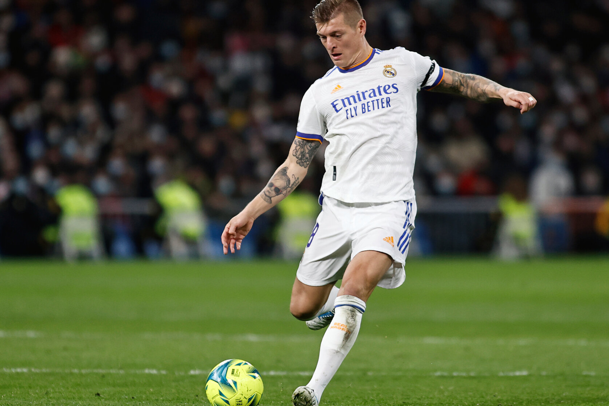 Toni Kroos patea el bal�n en un encuentro con el Real Madrid