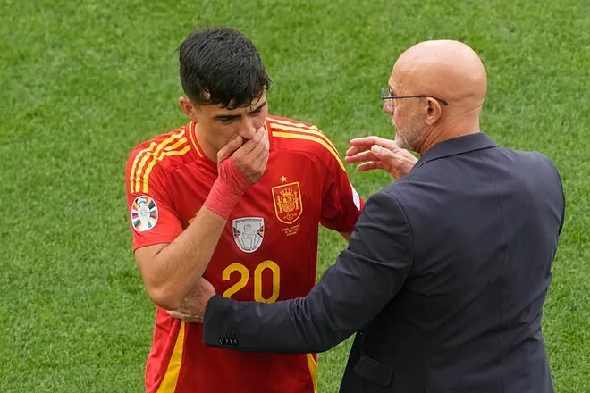 Luis de la Fuente consuela a Pedri tras ser sustituido