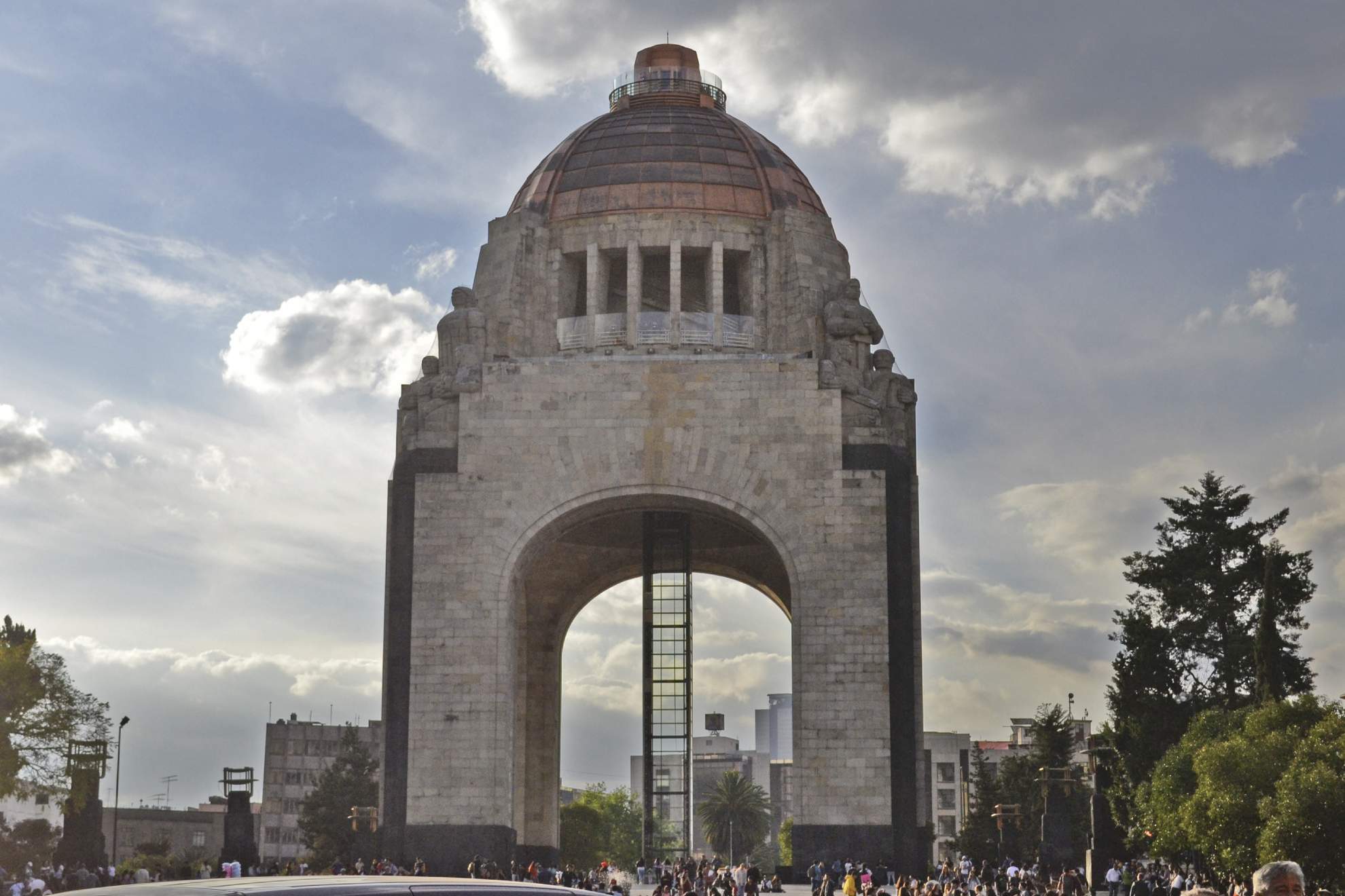 Muere hombre tras caer del Monumento a la Revoluci�n