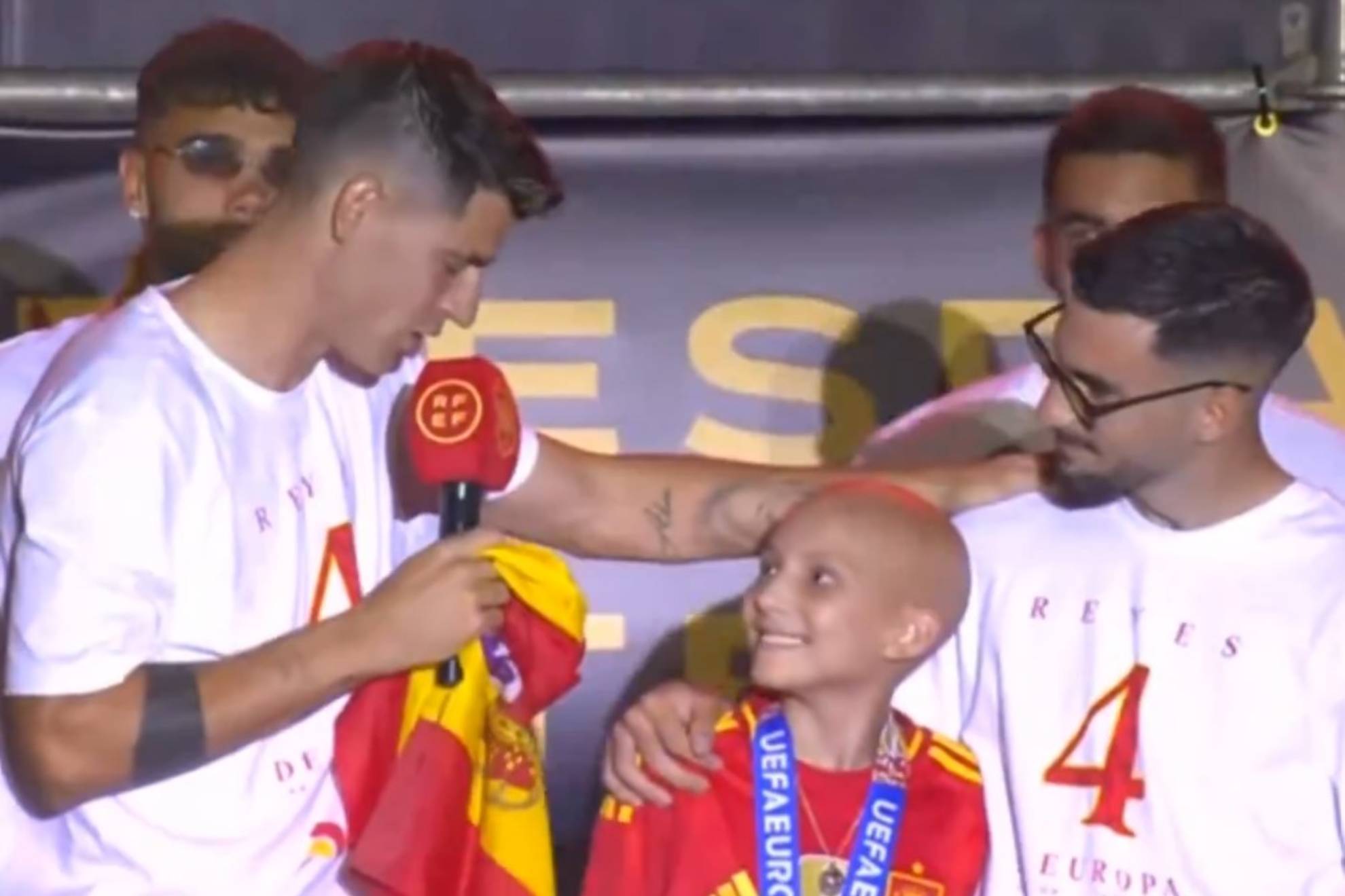 Morata con Mar�a, la fan que estremeci� en festejos por la Euro 2024