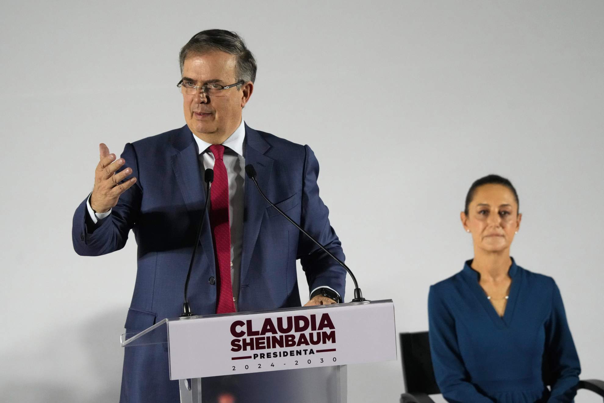Marcelo Ebrard y Claudia Sheinbaum en una conferencia de prensa rumbo a asumir como Presidenta