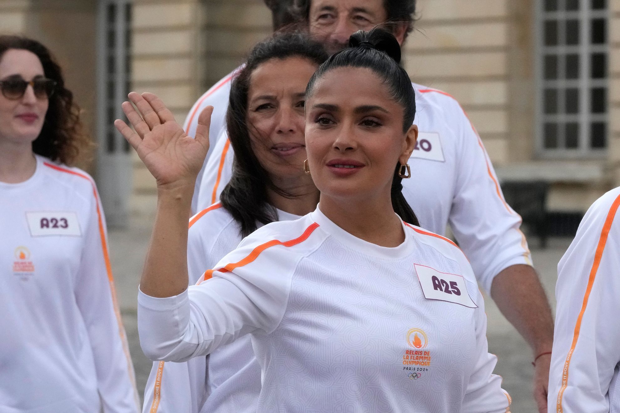 Salma Hayek saludando a los transe�ntes rumbo al Palacio de Versalles
