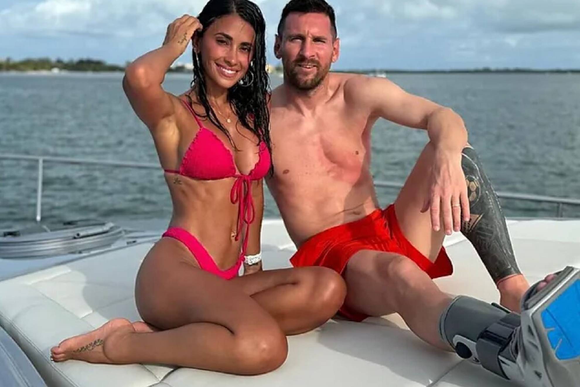 Lionel Messi se recupera de su lesi�n en lujoso yate junto a Antonela Roccuzzo.