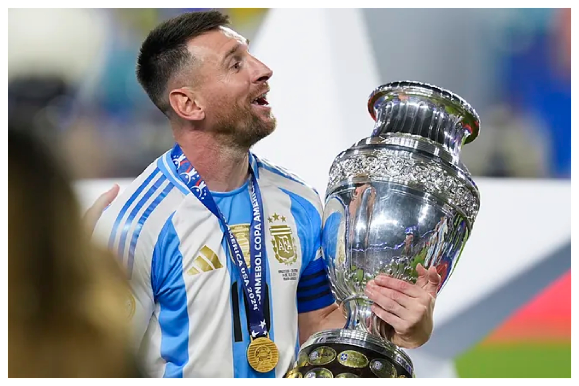 Messi con el trofeo que ganaron ante Colombia