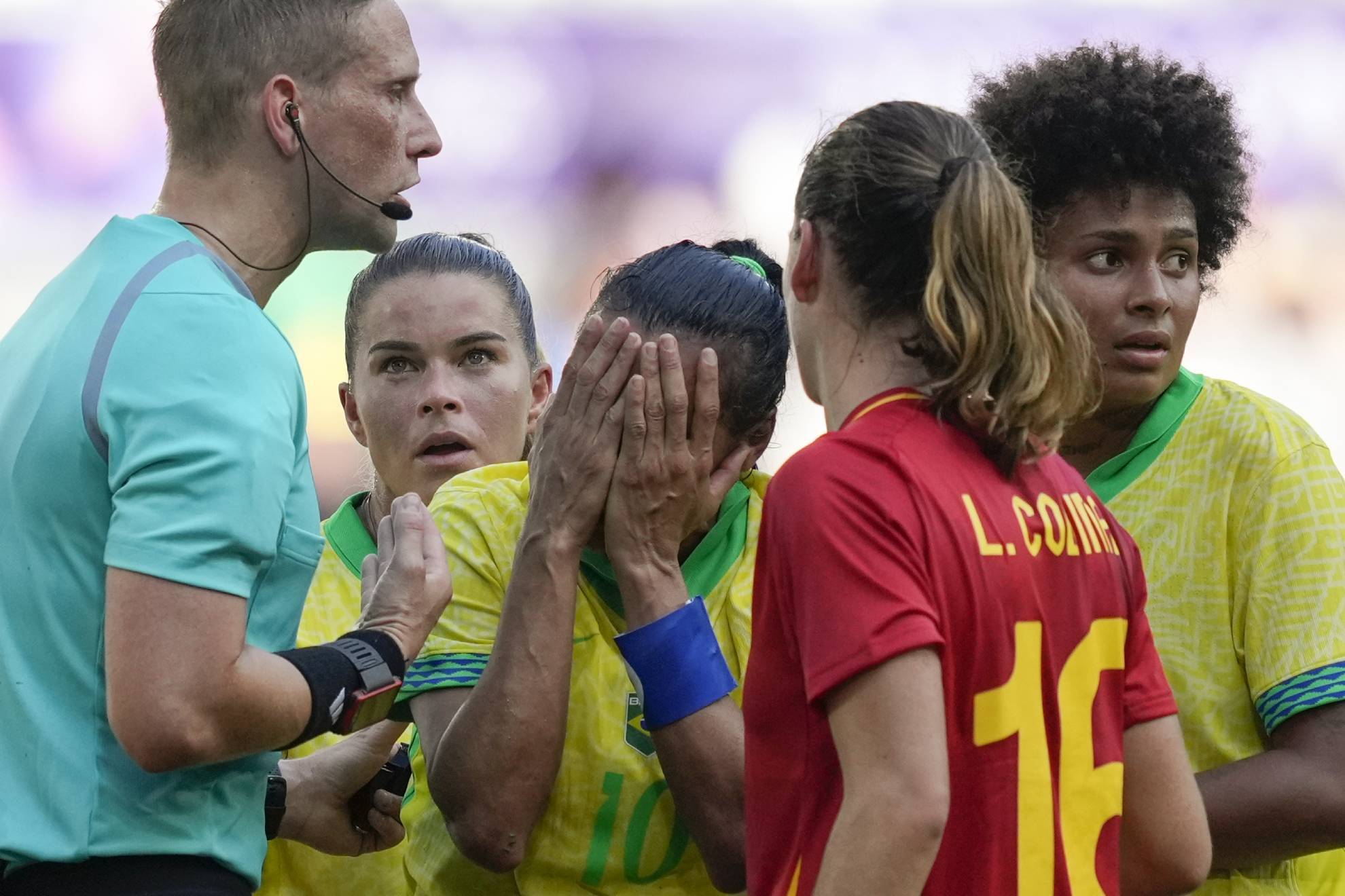 La jugadora de 38 a�os dice adi�s a los Ol�mpicos con una tarjeta roja