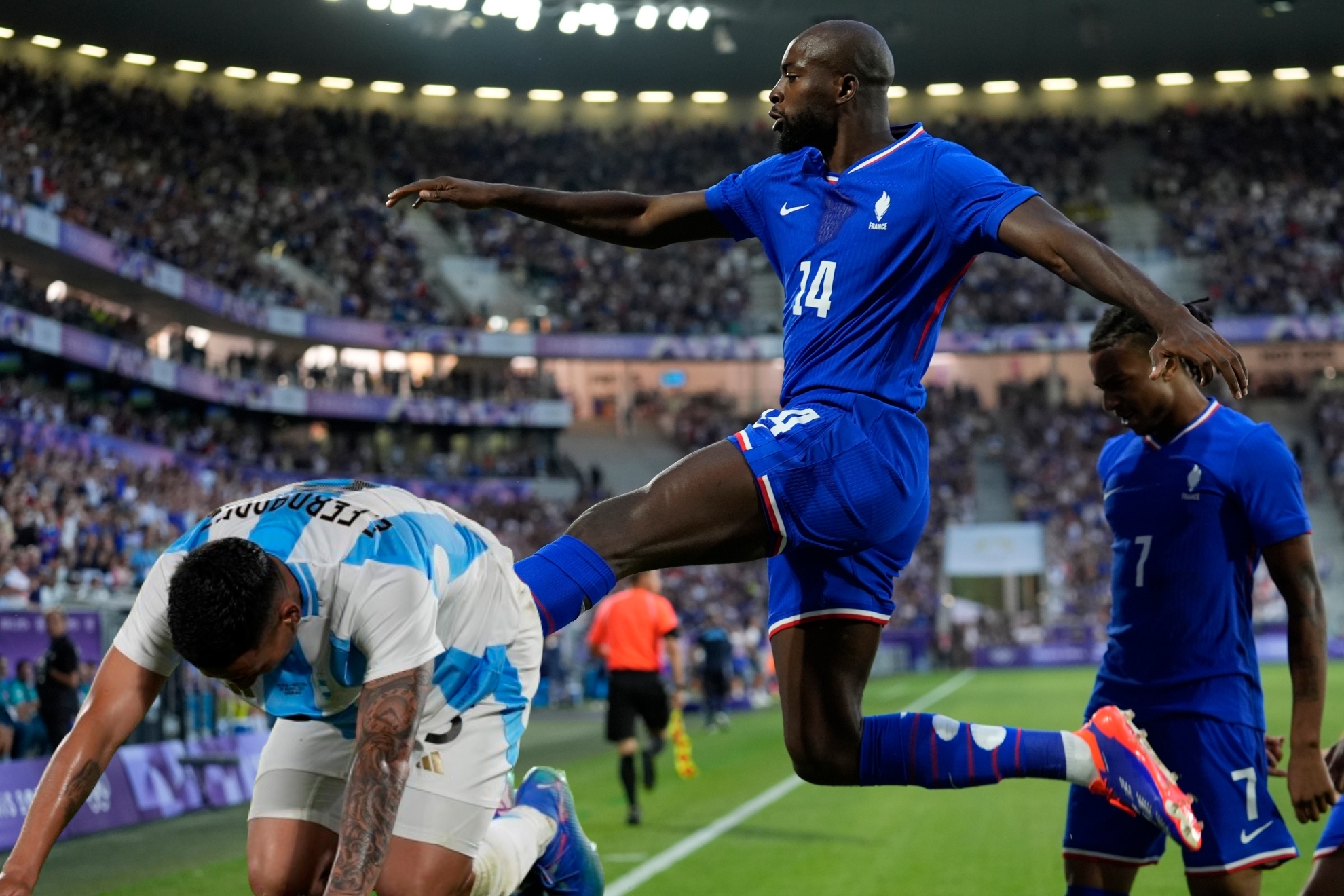 Mateta celebrando el gol ante Argentina
