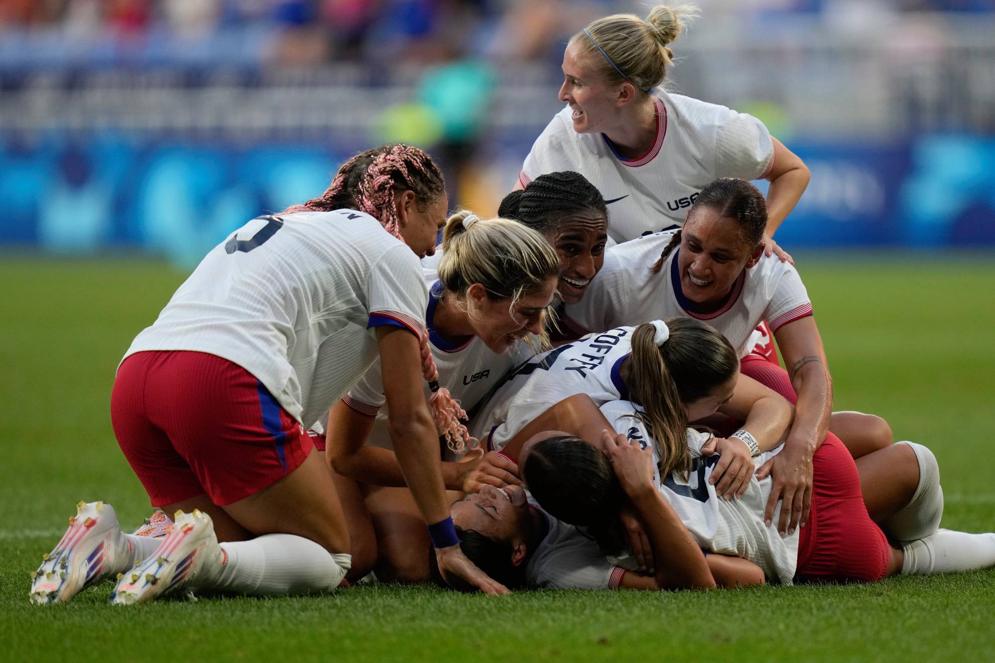 As� festejaron las jugadoras de EU el gol en tiempo extra en Par�s 2024