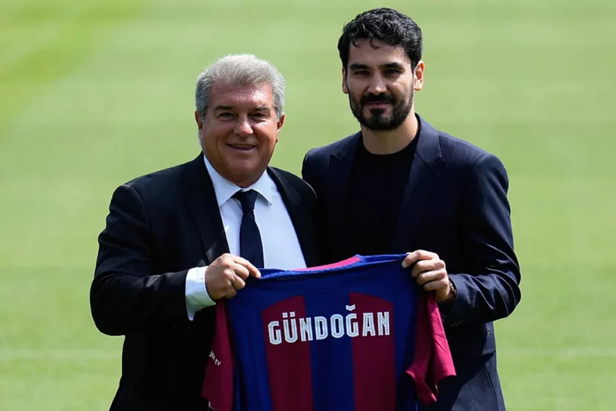 G�ndogan, en su presentaci�n de hace un a�o como nuevo fichaje del Barcelona junto a Laporta