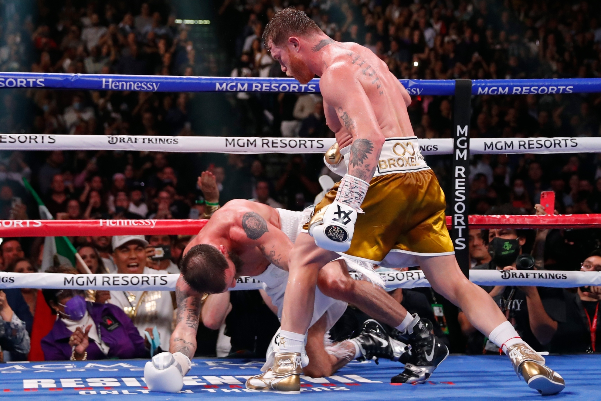 Canelo �lvarez gana por KO a Caleb Plant