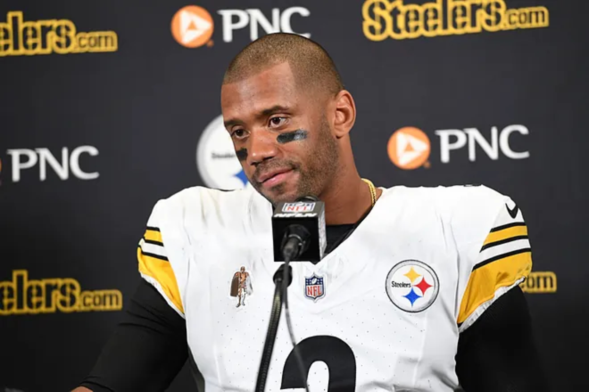 Russell Wilson en duda para iniciar la temporada con los Steelers