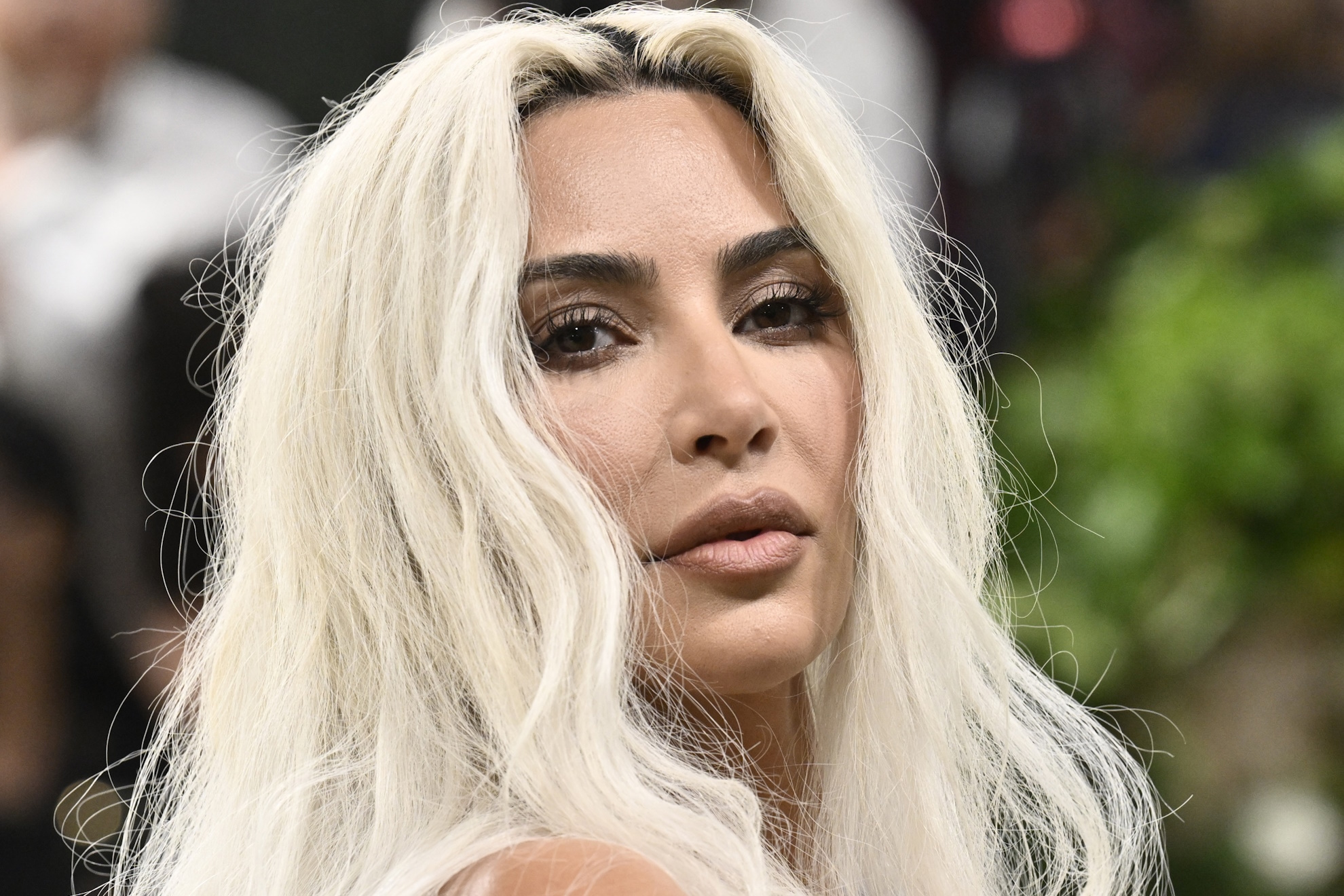 Kim Kardashian hijo SAint Kanye West contrato youtube abogada firma celebrities reality