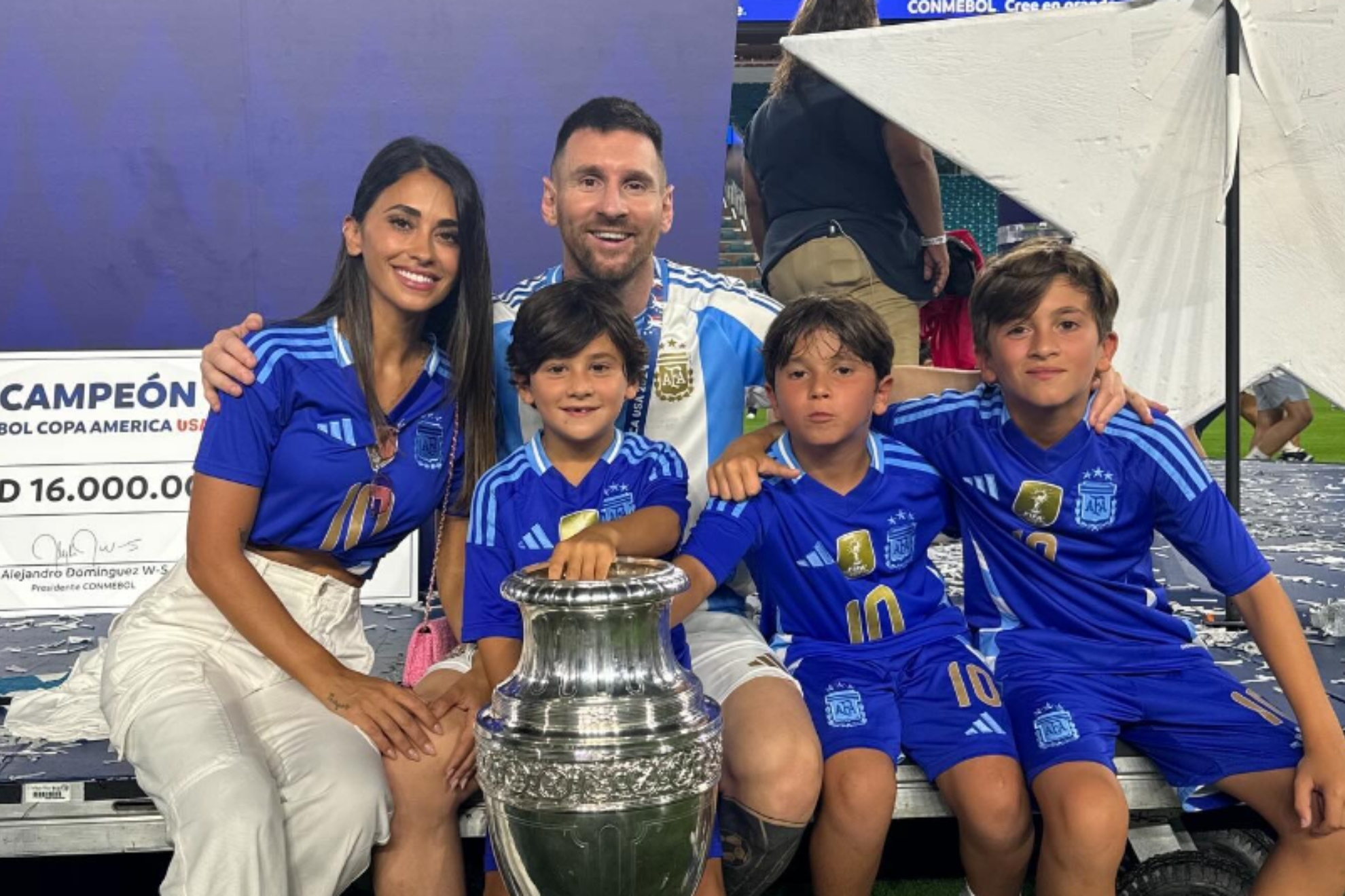Lionel y su familia luego de campeonar