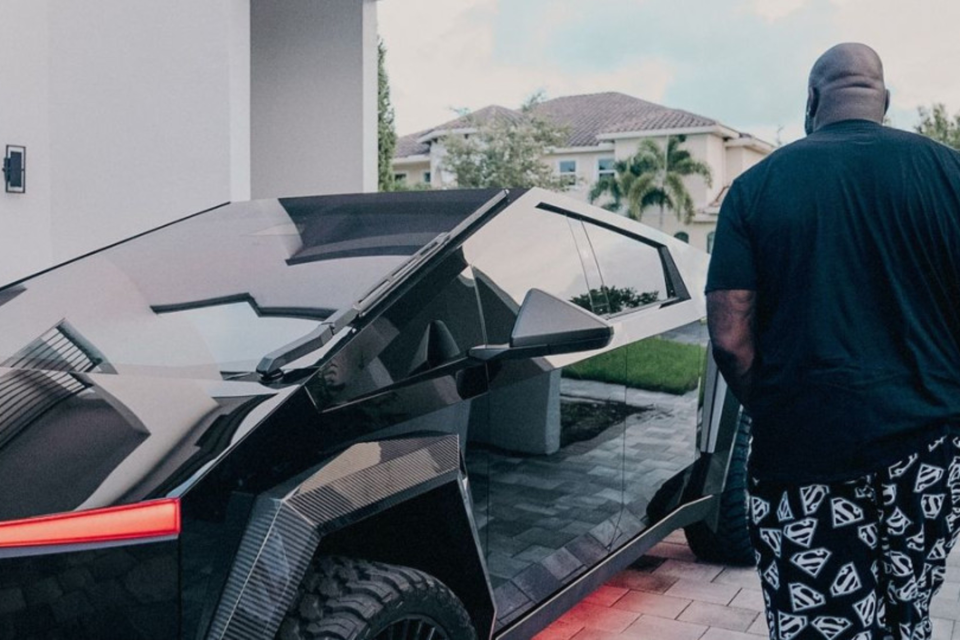 Shaquille ONeal est� encantado con la CyberTruck Tesla