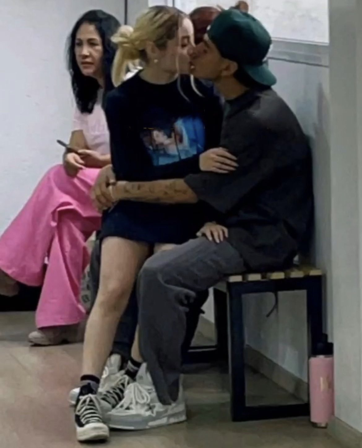 Pareja es captada bes�ndose