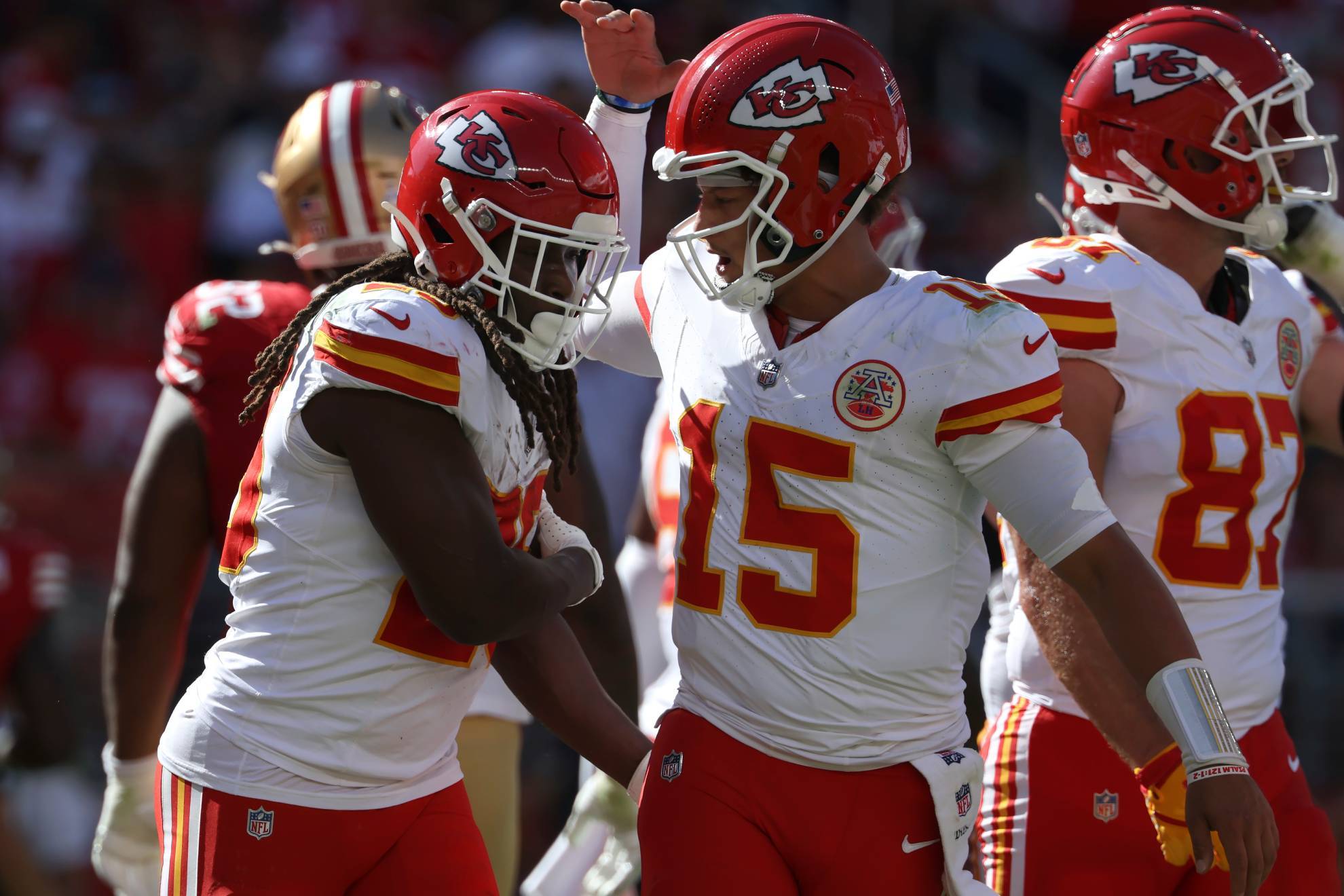 Kareem Hunt y Patrick Mahomes.