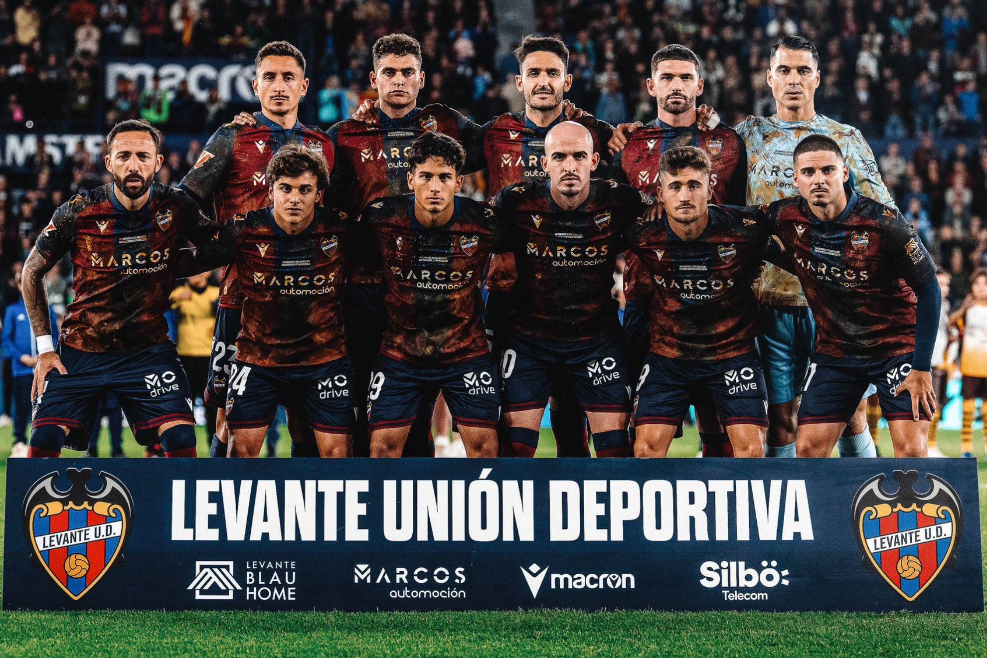 Levante se mancha de lodo para rendir homenaje a las v�ctimas por la DANA