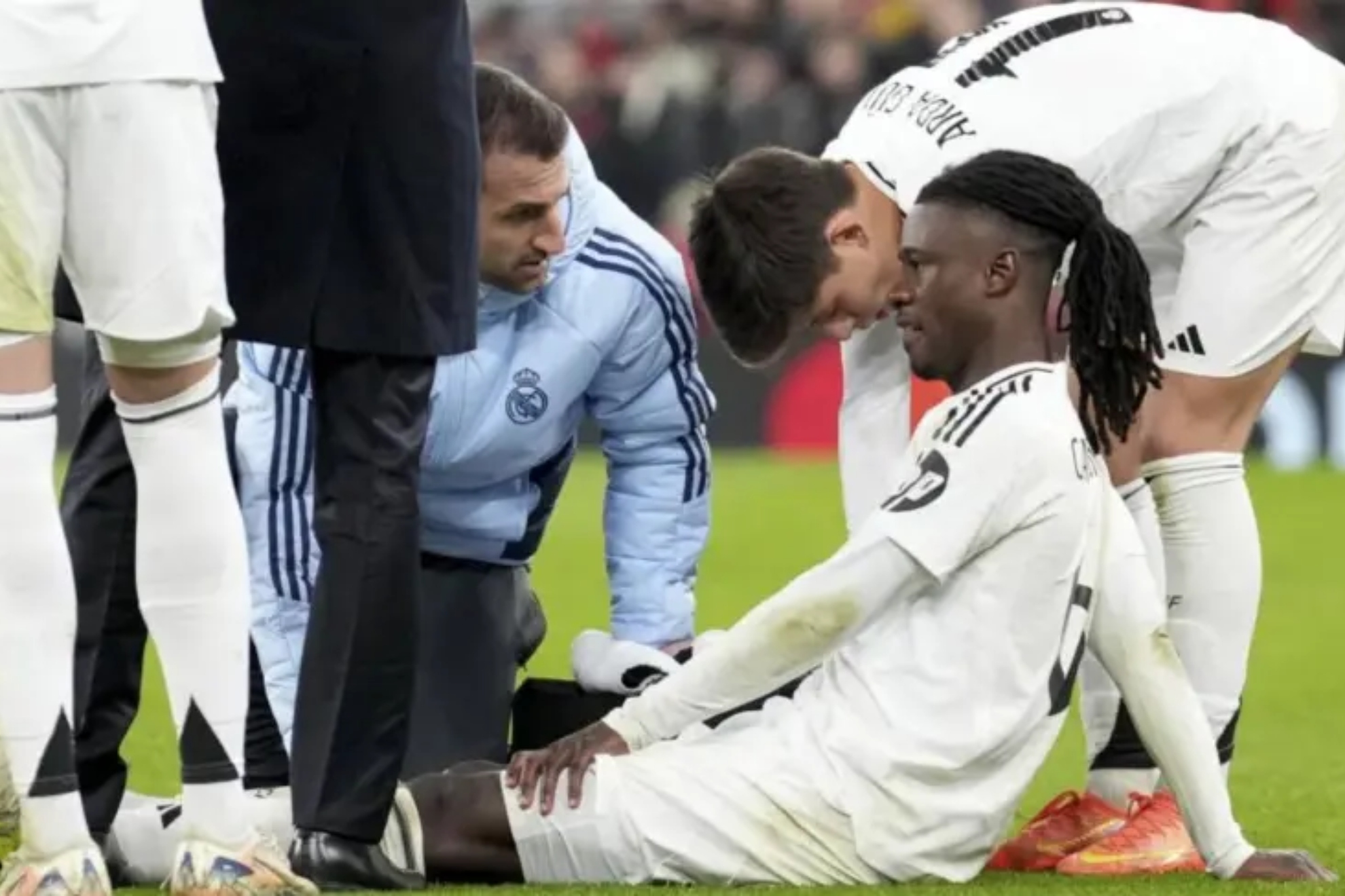 Camavinga, sobre el c�sped de Anfield tras caer lesionado