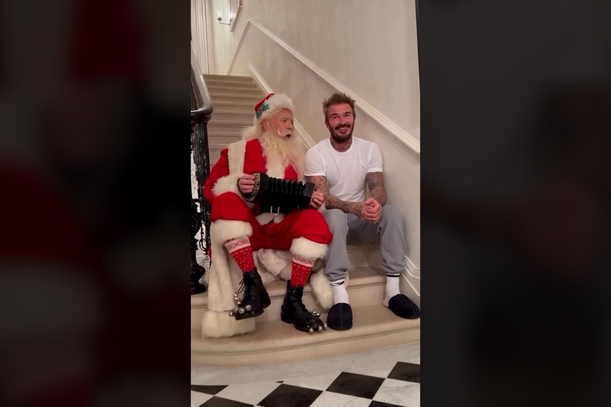David Beckham se vuelve viral cantando un villancico con Santa Claus