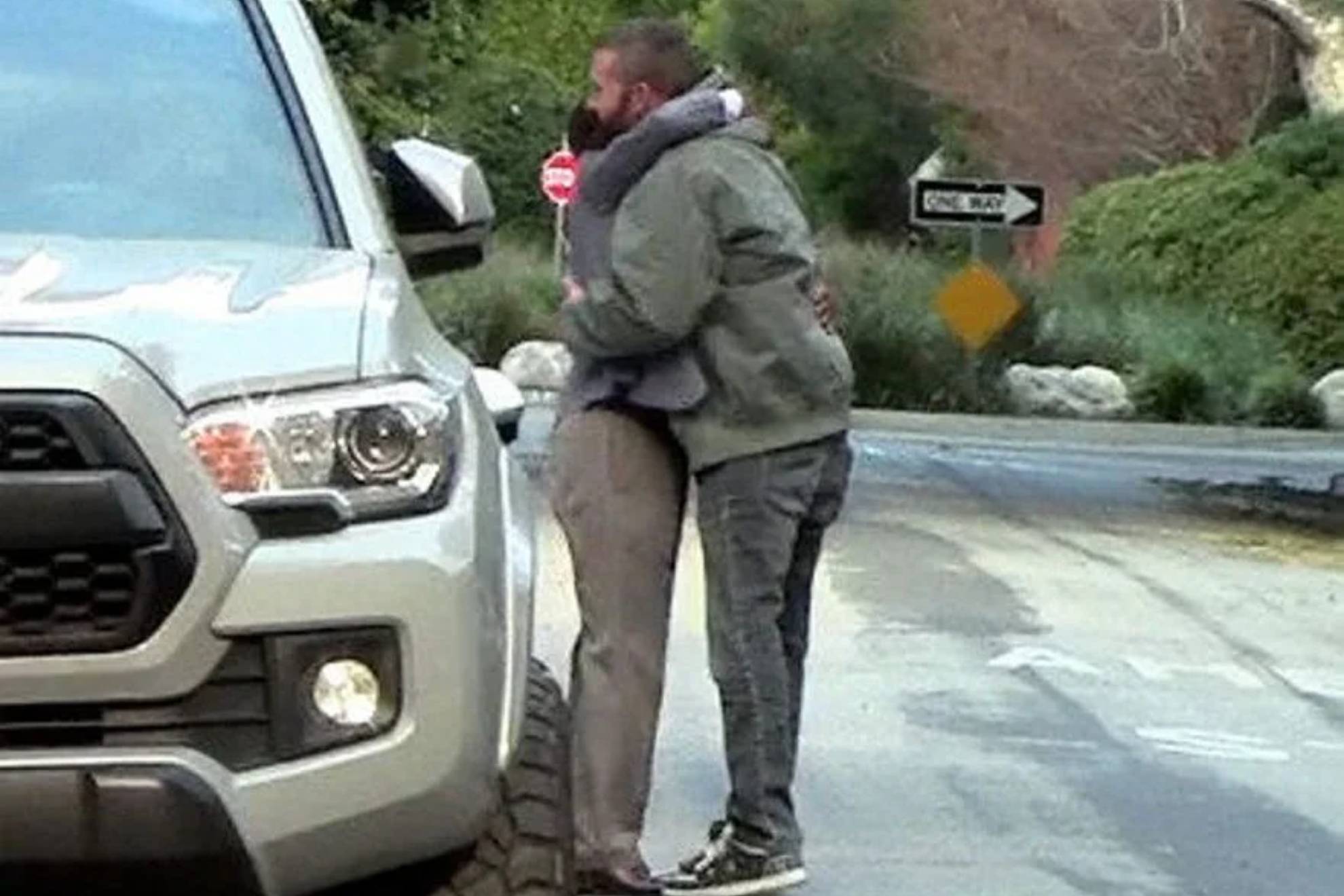 Ben Affleck siendo consolado por un vecino