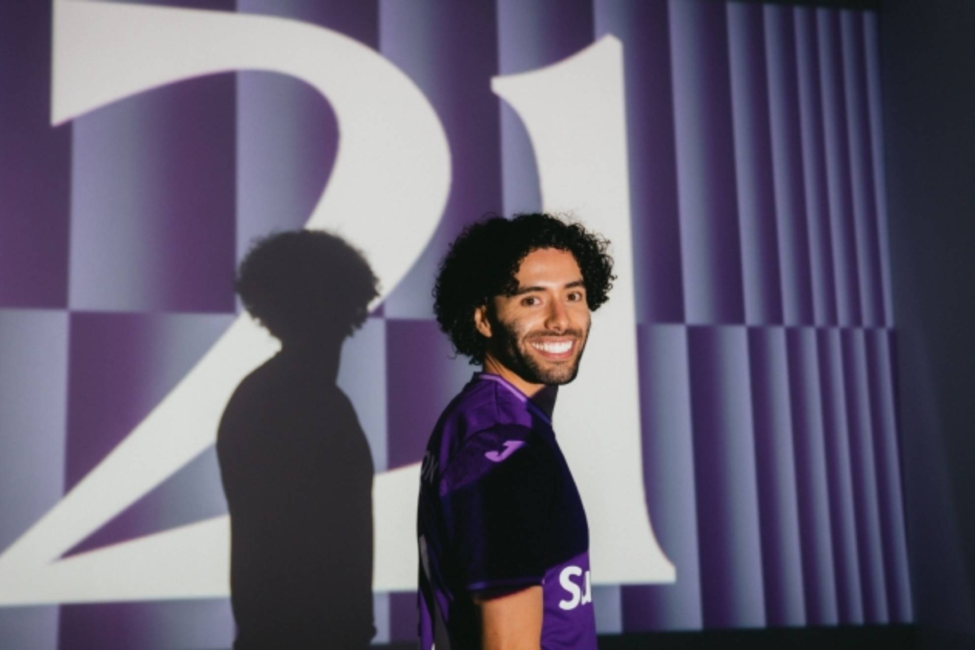 C�sar Huerta ya luce la camiseta del club belga