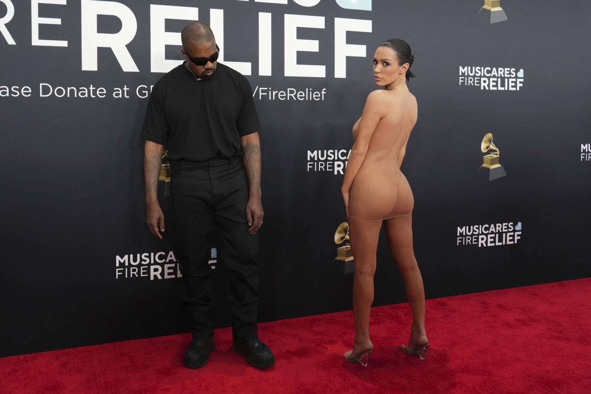 As� luci� la modelo australiana junto a Kanye West sin ropa durante los Premios Grammy